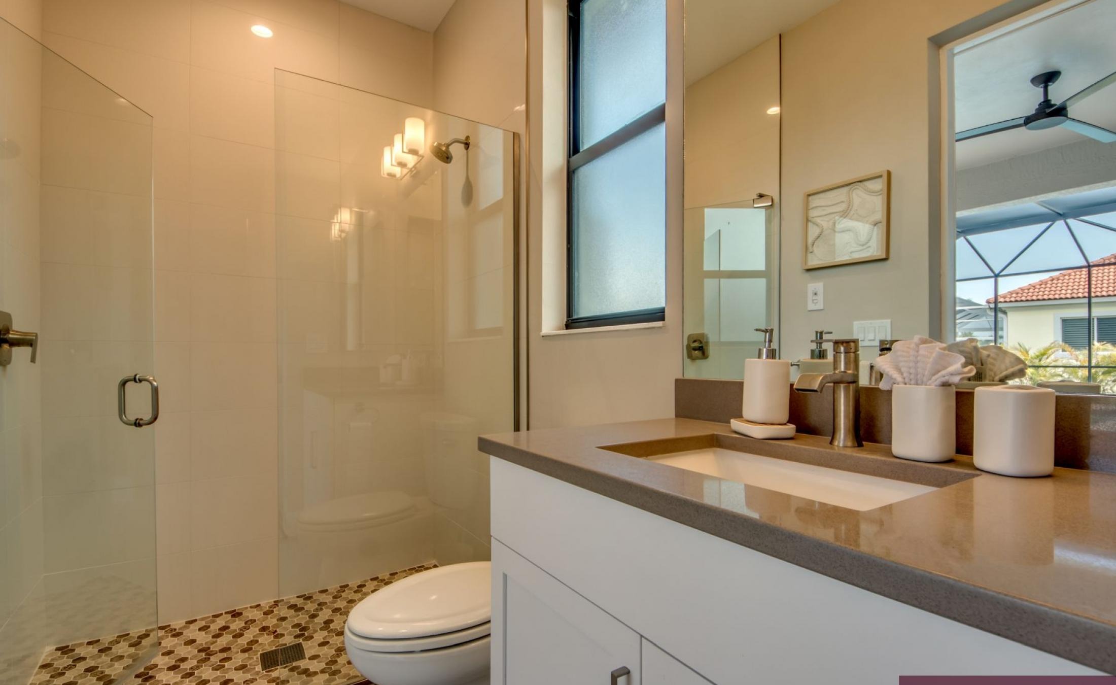 Elektrisch beheizter Pool und Spa mit Blick auf den Kanal bei Sonnenuntergang.