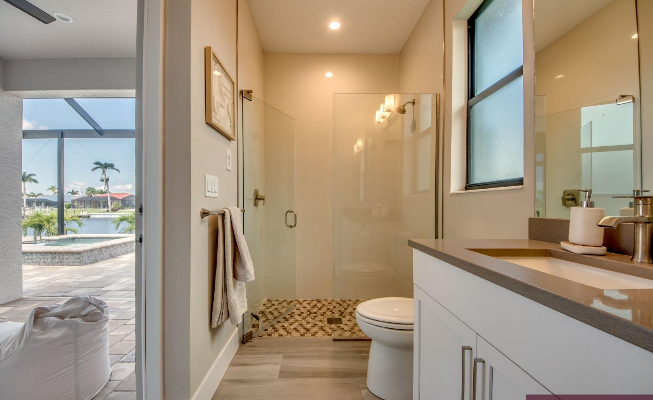 Elektrisch beheizter Pool und Spa mit Blick auf den Kanal bei Sonnenuntergang.