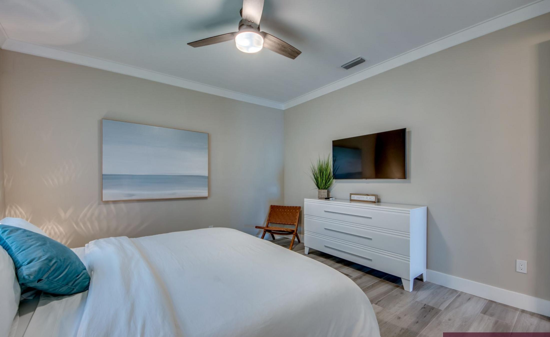 Elektrisch beheizter Pool und Spa mit Blick auf den Kanal bei Sonnenuntergang.