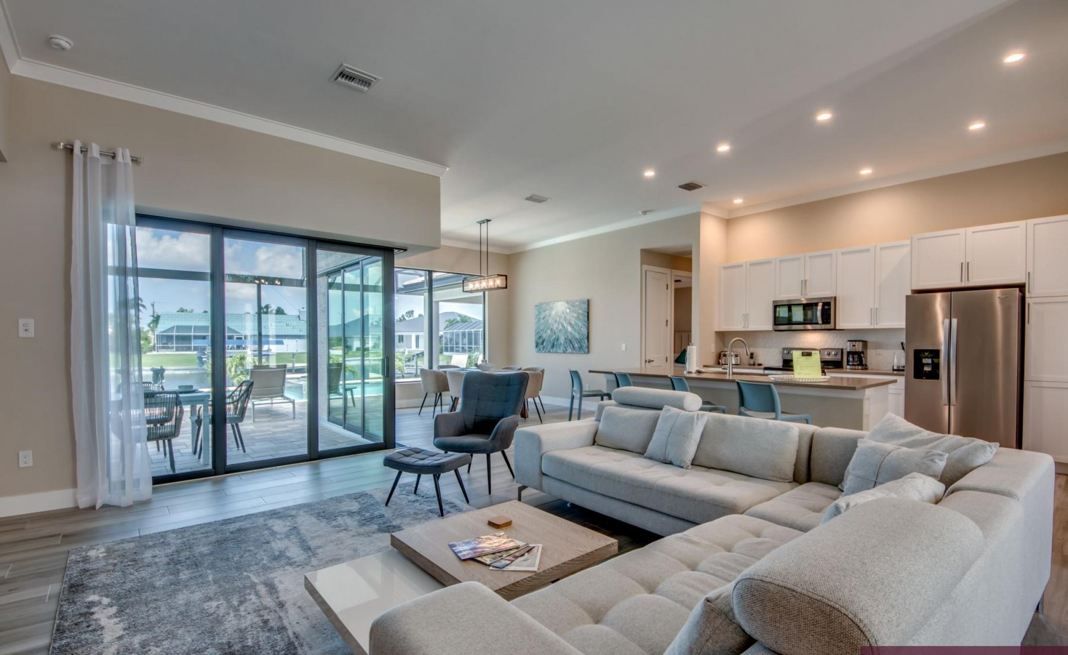 Elektrisch beheizter Pool und Spa am Kanal mit privatem Bootsdock bei Sonnenuntergang.