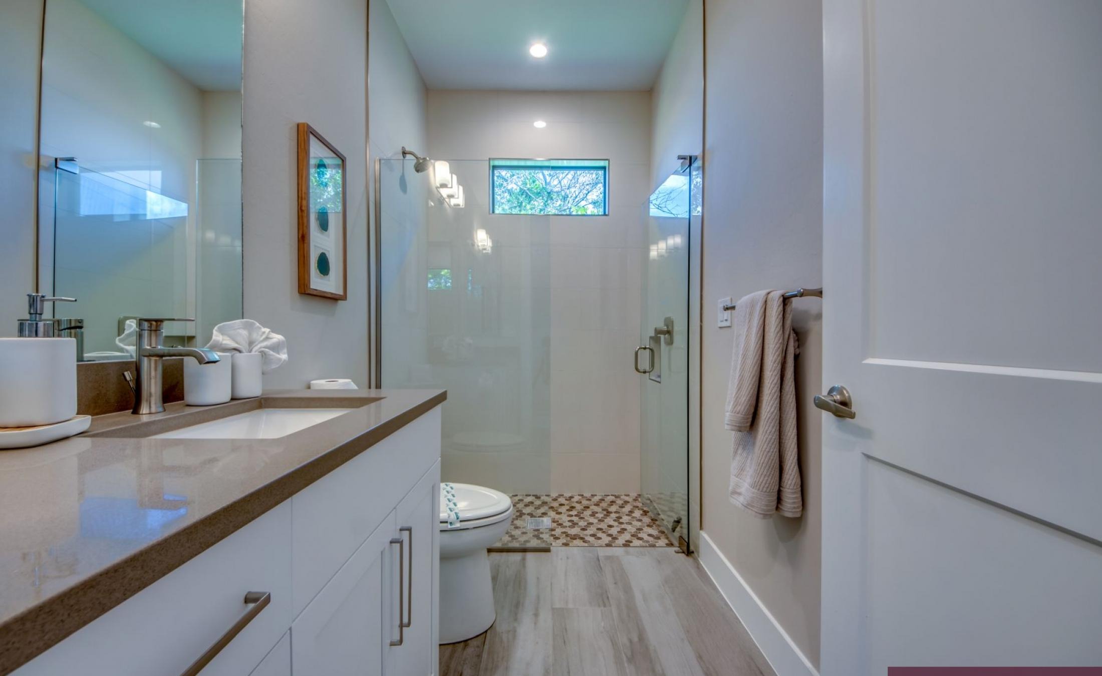 Elektrisch beheizter Pool und Spa mit Blick auf den Kanal bei Sonnenuntergang.