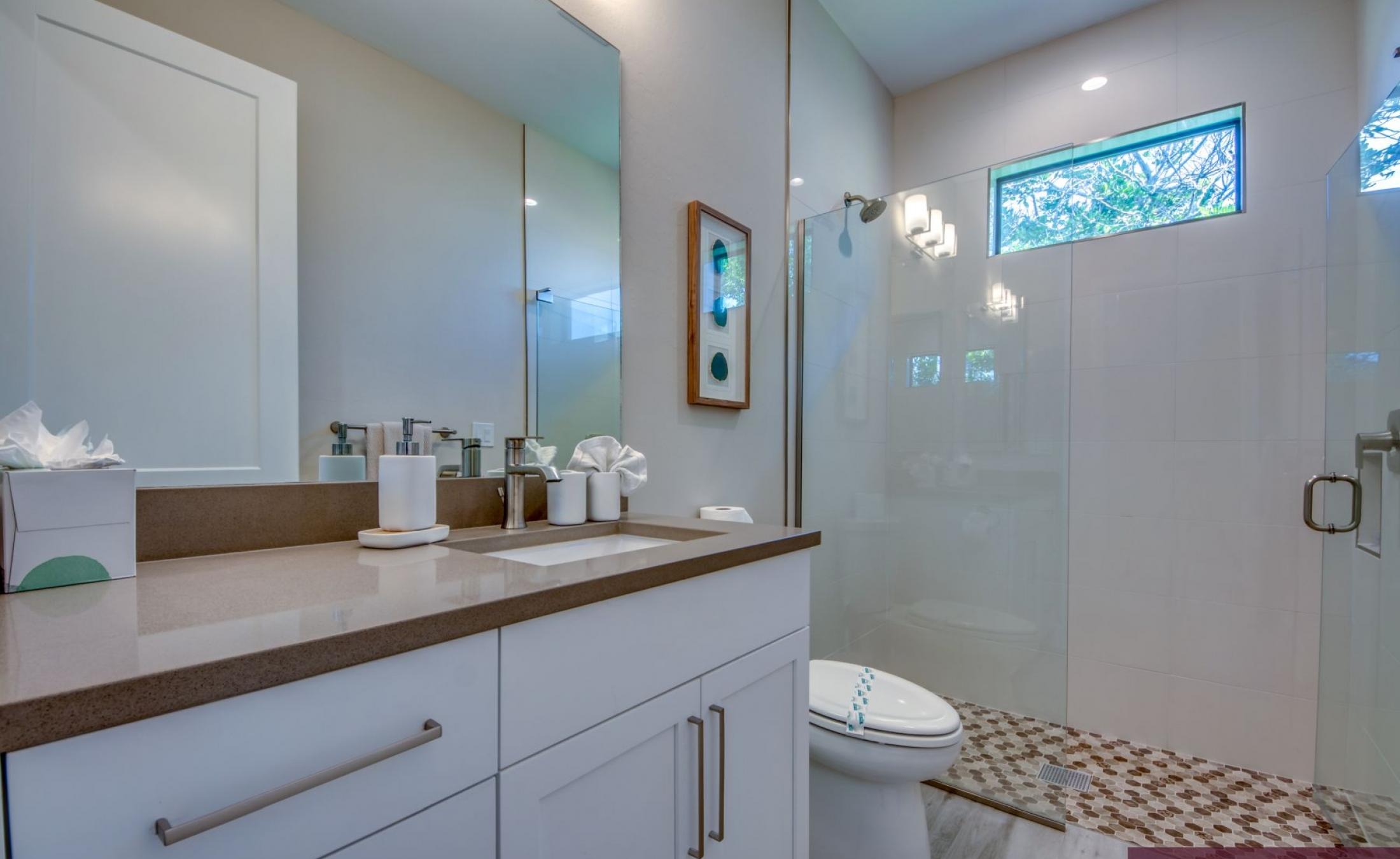 Elektrisch beheizter Pool und Spa mit Blick auf den Kanal bei Sonnenuntergang.