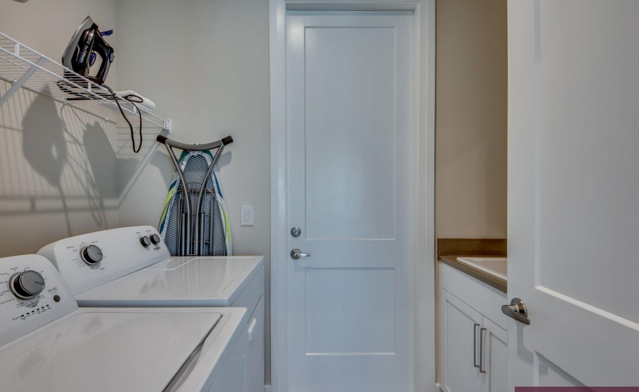 Elektrisch beheizter Pool und Spa mit Blick auf den Kanal bei Sonnenuntergang.