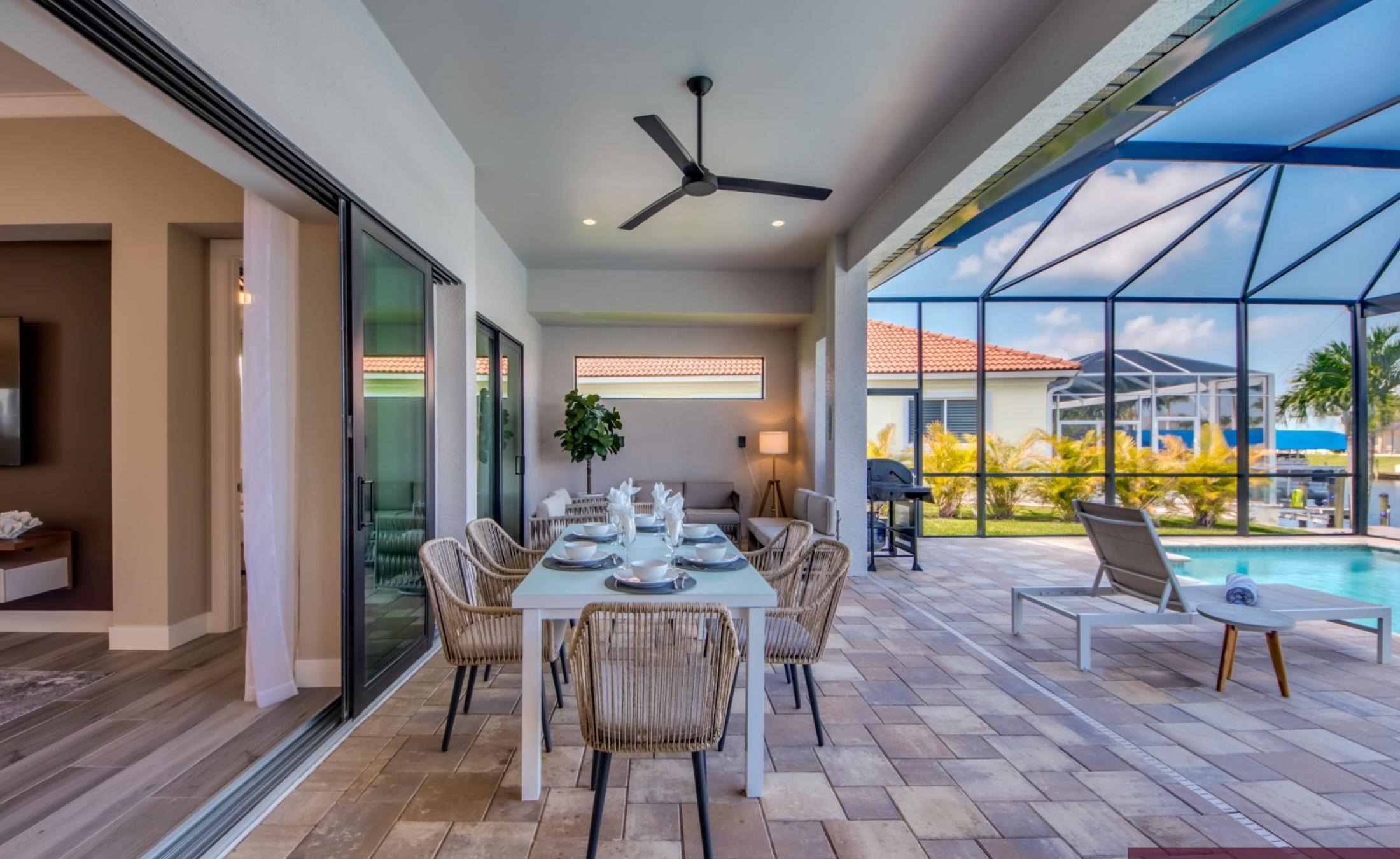 Privates Bootsdock am Kanal mit Blick aufs Wasser.