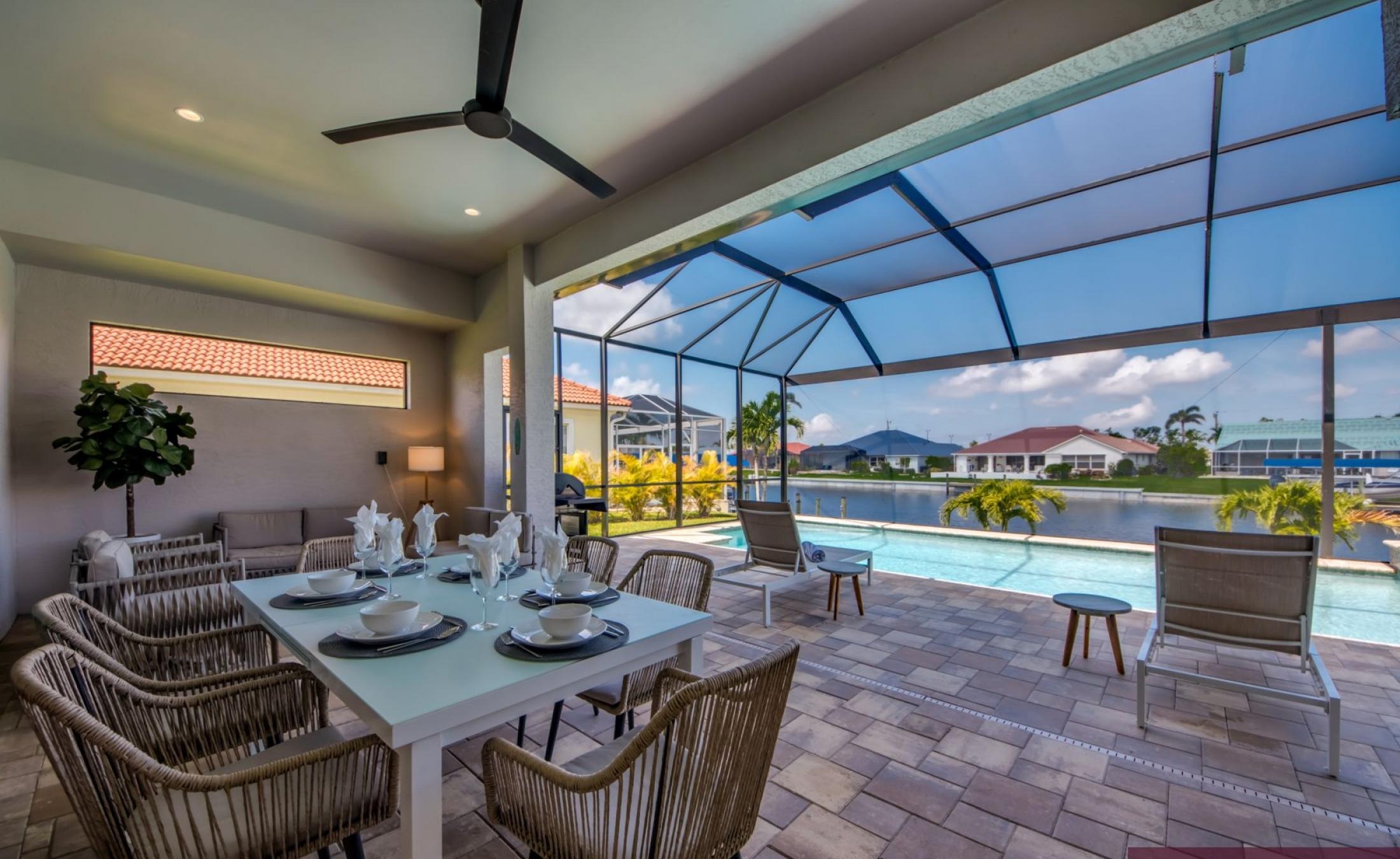 Privates Bootsdock am Kanal mit Blick aufs Wasser.