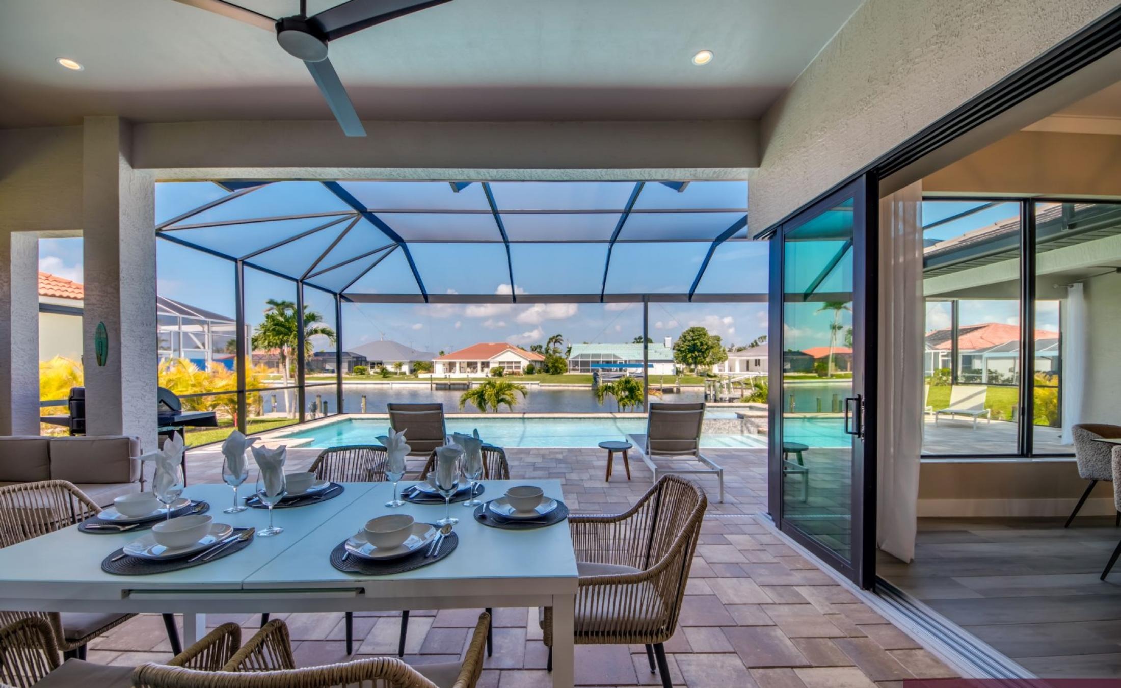 Privates Bootsdock am Kanal mit Blick aufs Wasser.