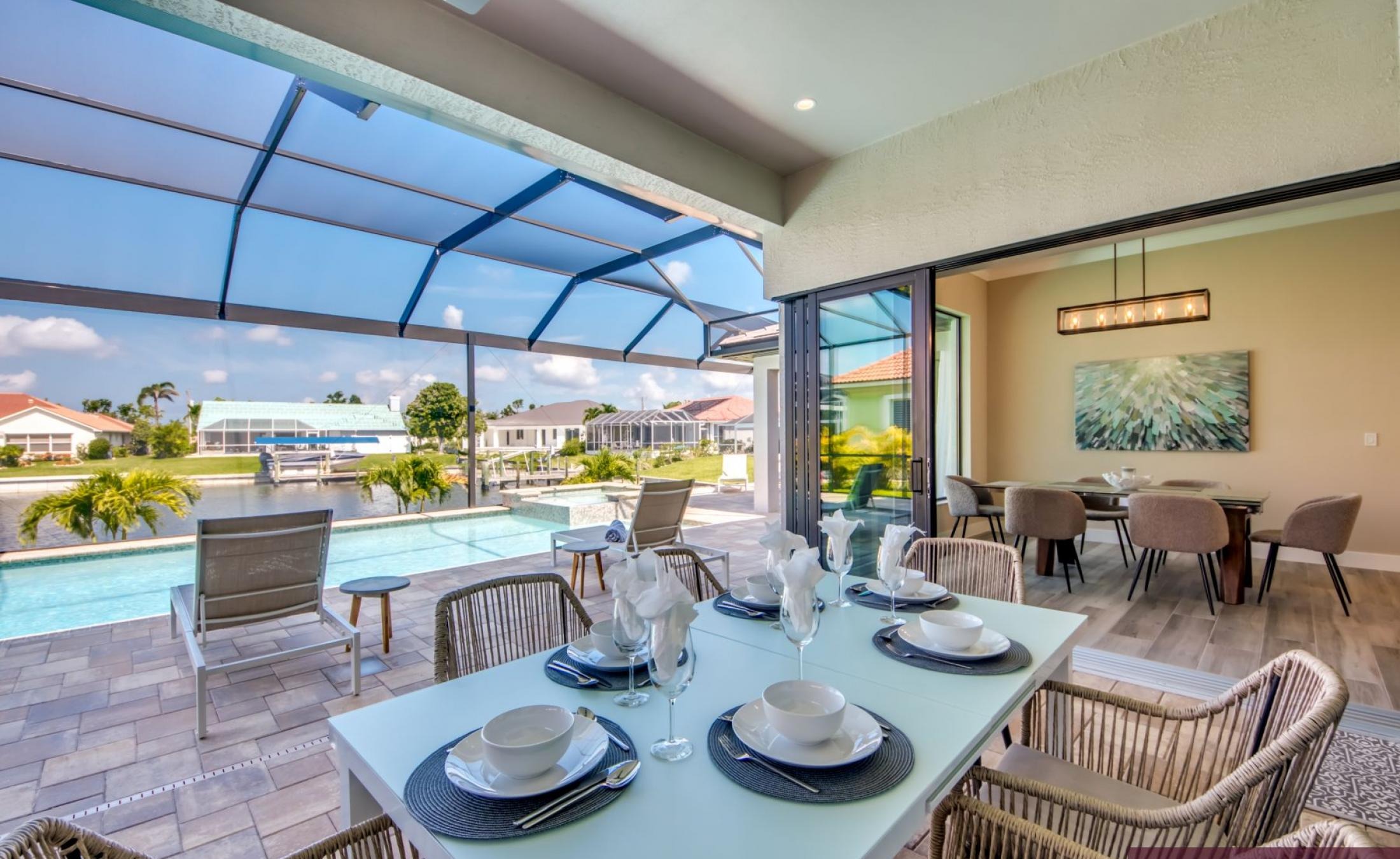 Elektrisch beheizter Pool und Spa mit Blick auf den Kanal bei Sonnenuntergang.