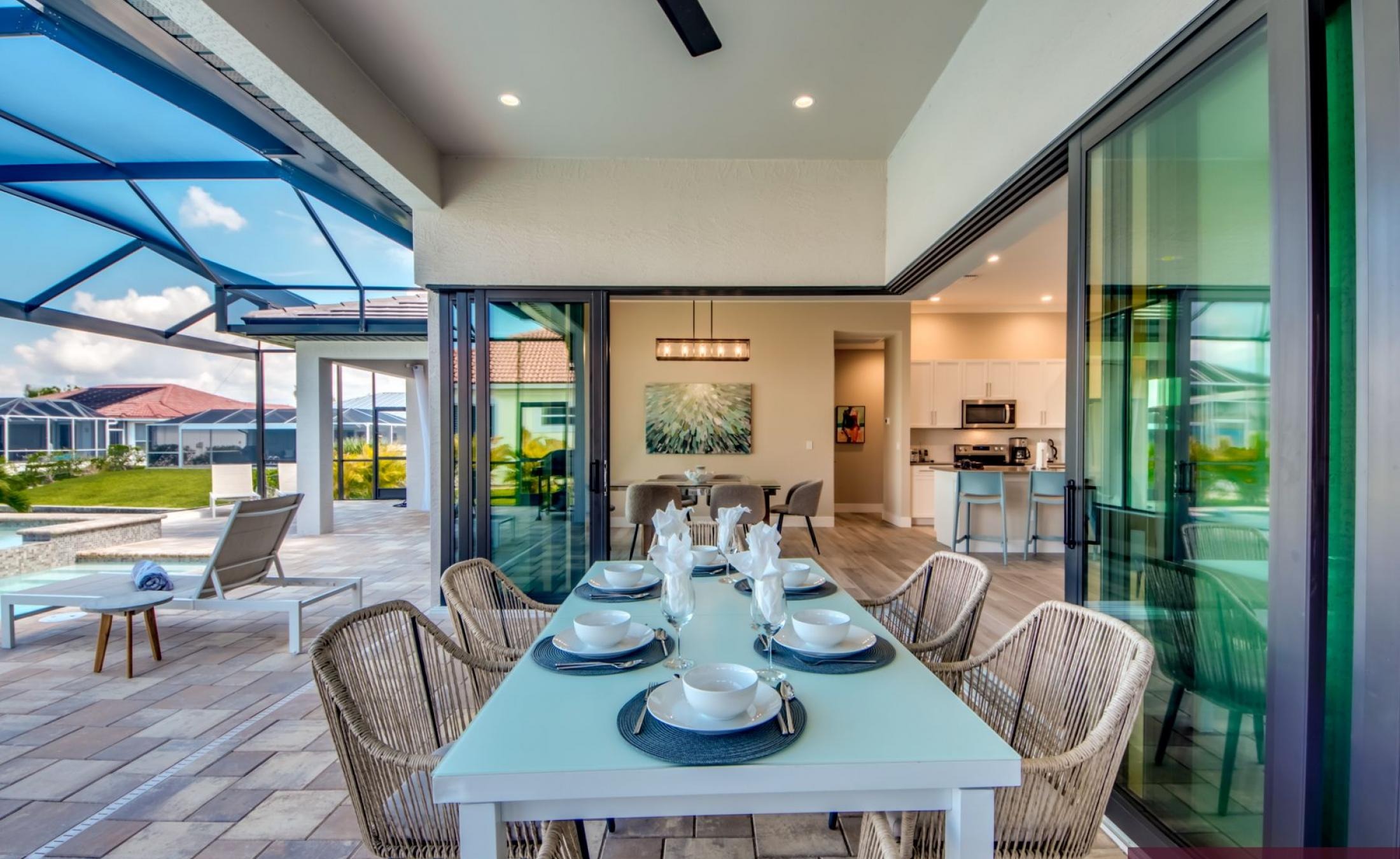 Privates Bootsdock am Kanal mit Blick aufs Wasser.