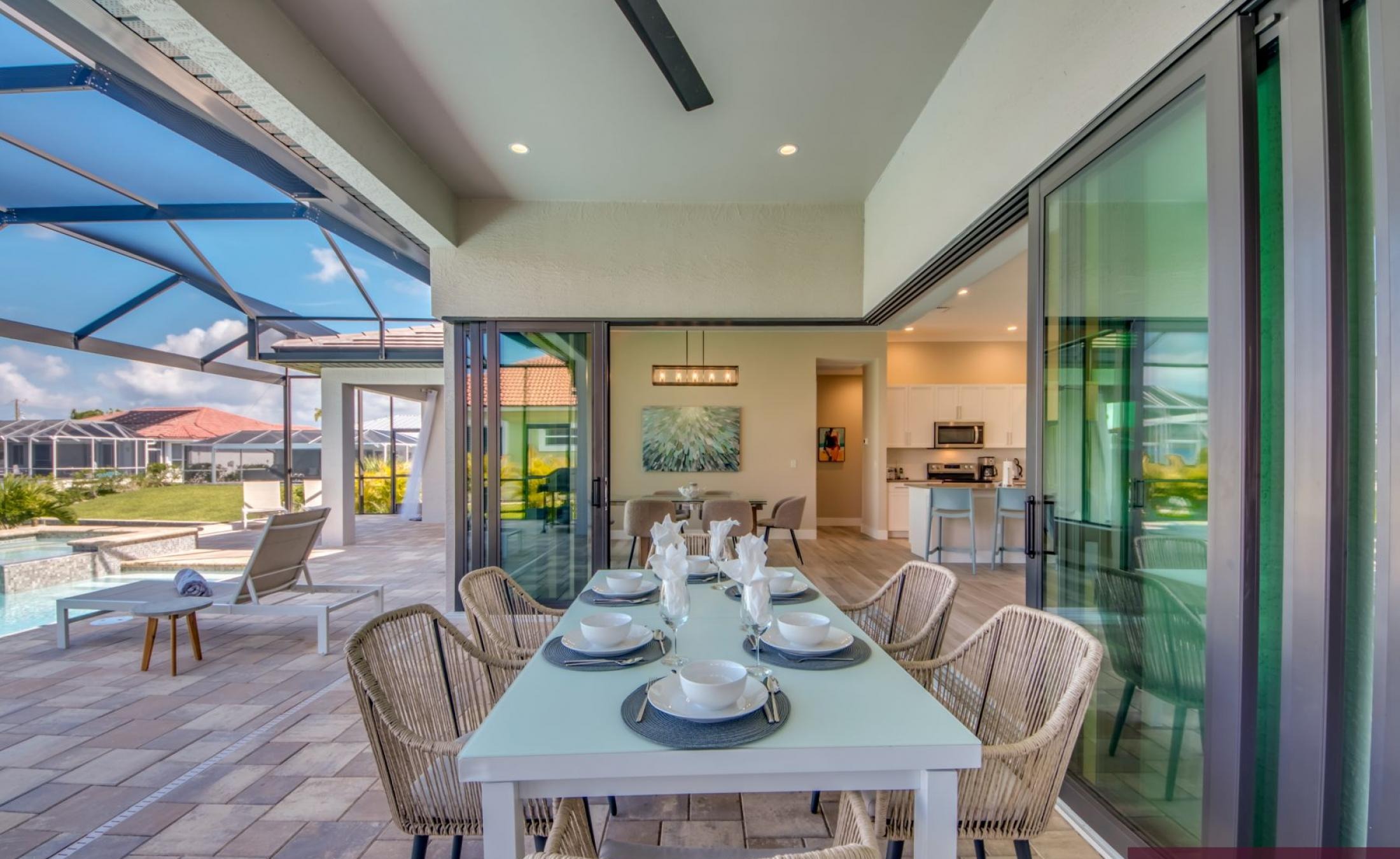 Privates Bootsdock am Kanal mit Blick aufs Wasser.