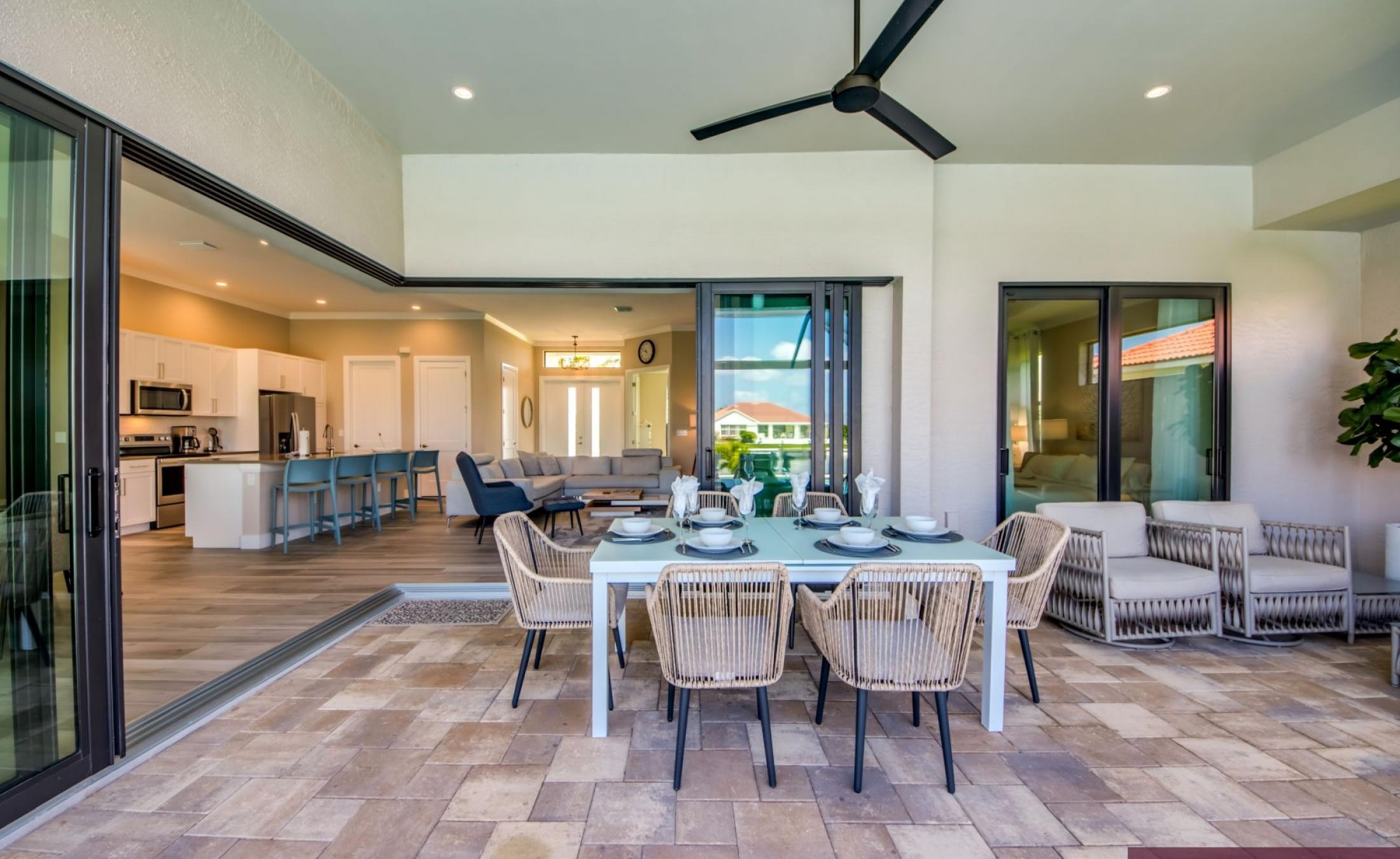 Elektrisch beheizter Pool und Spa mit Blick auf den Kanal bei Sonnenuntergang.