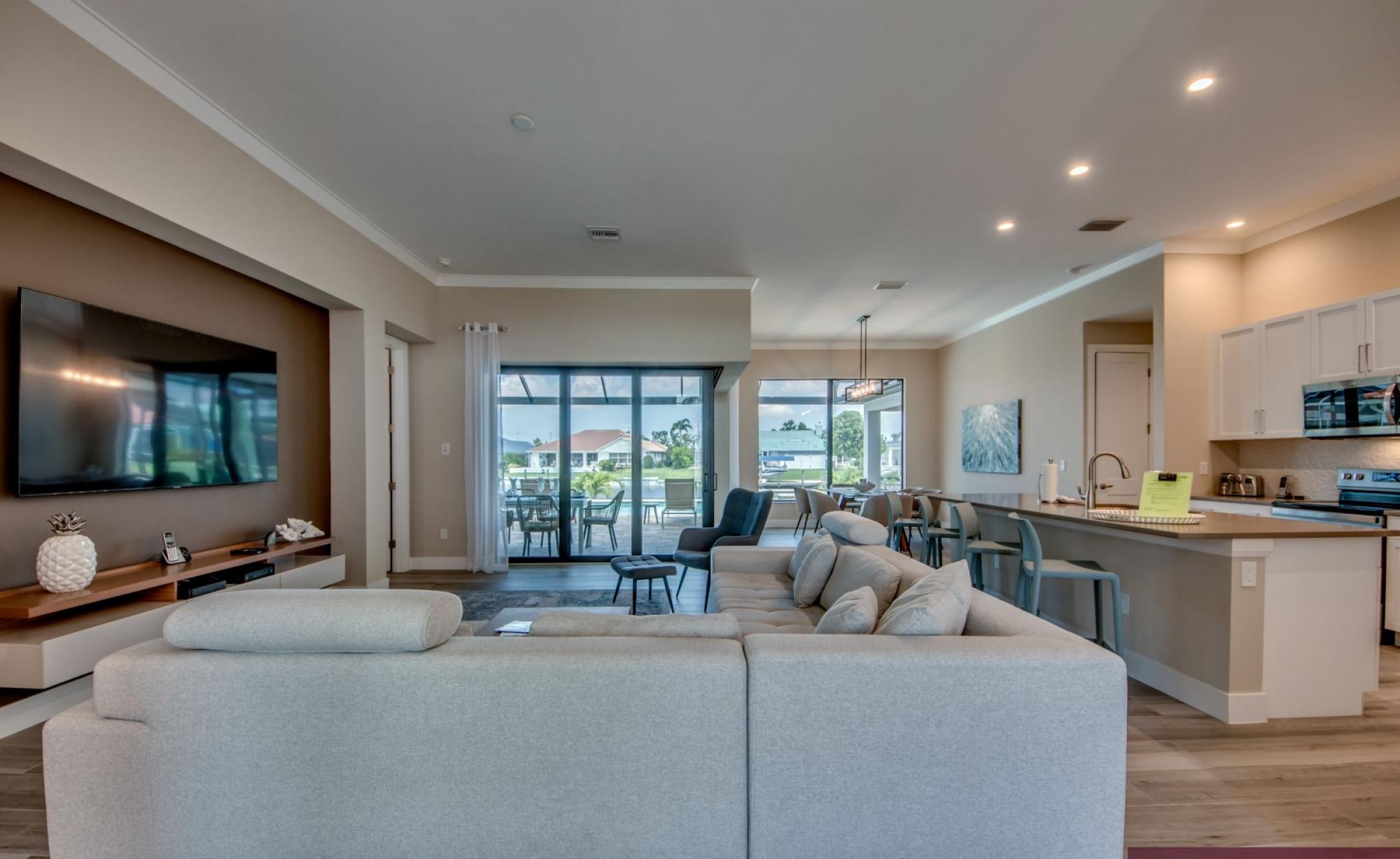 Elektrisch beheizter Pool und Spa mit Blick auf den Kanal bei Sonnenuntergang.