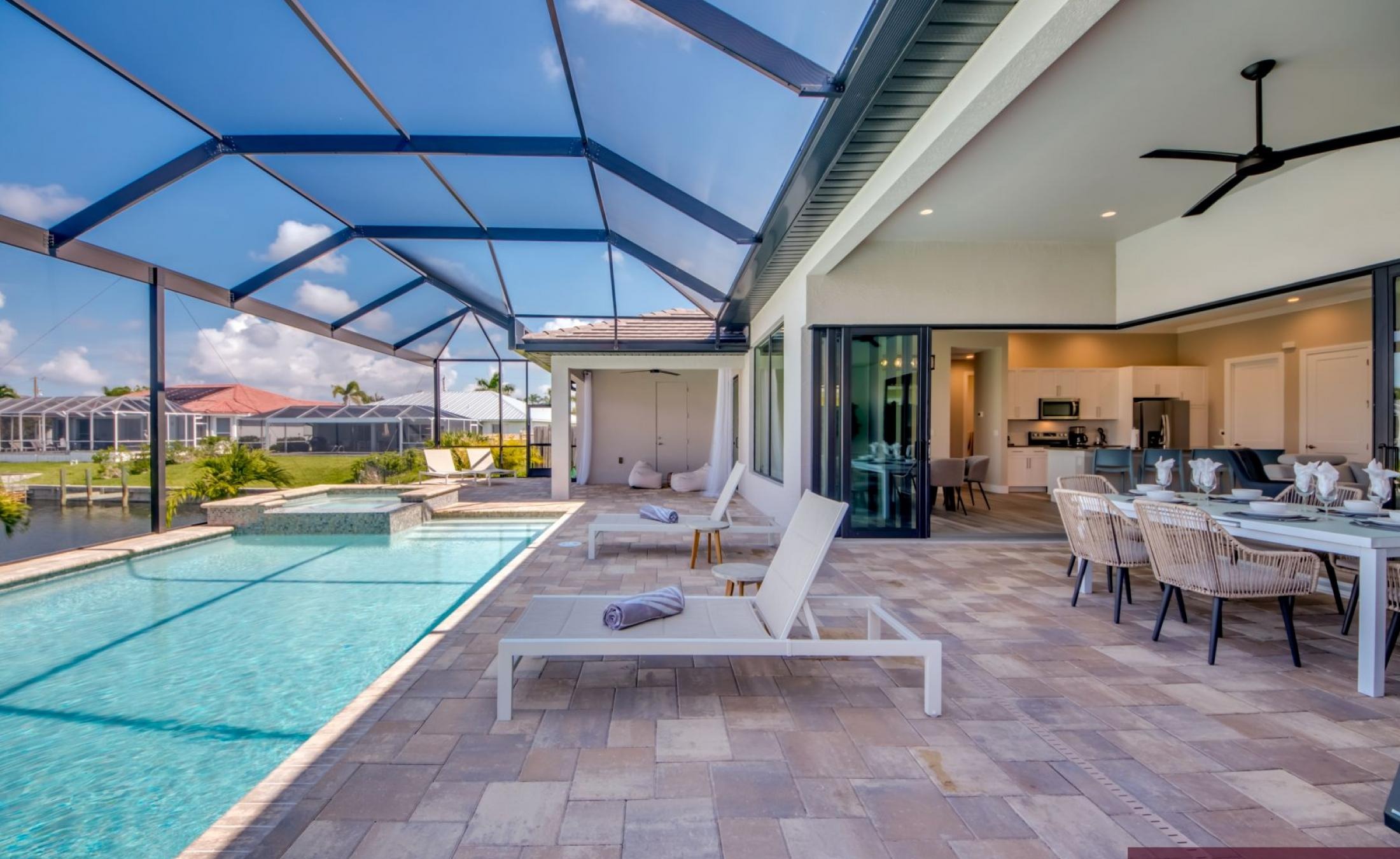 Elektrisch beheizter Pool und Spa mit Blick auf den Kanal bei Sonnenuntergang.