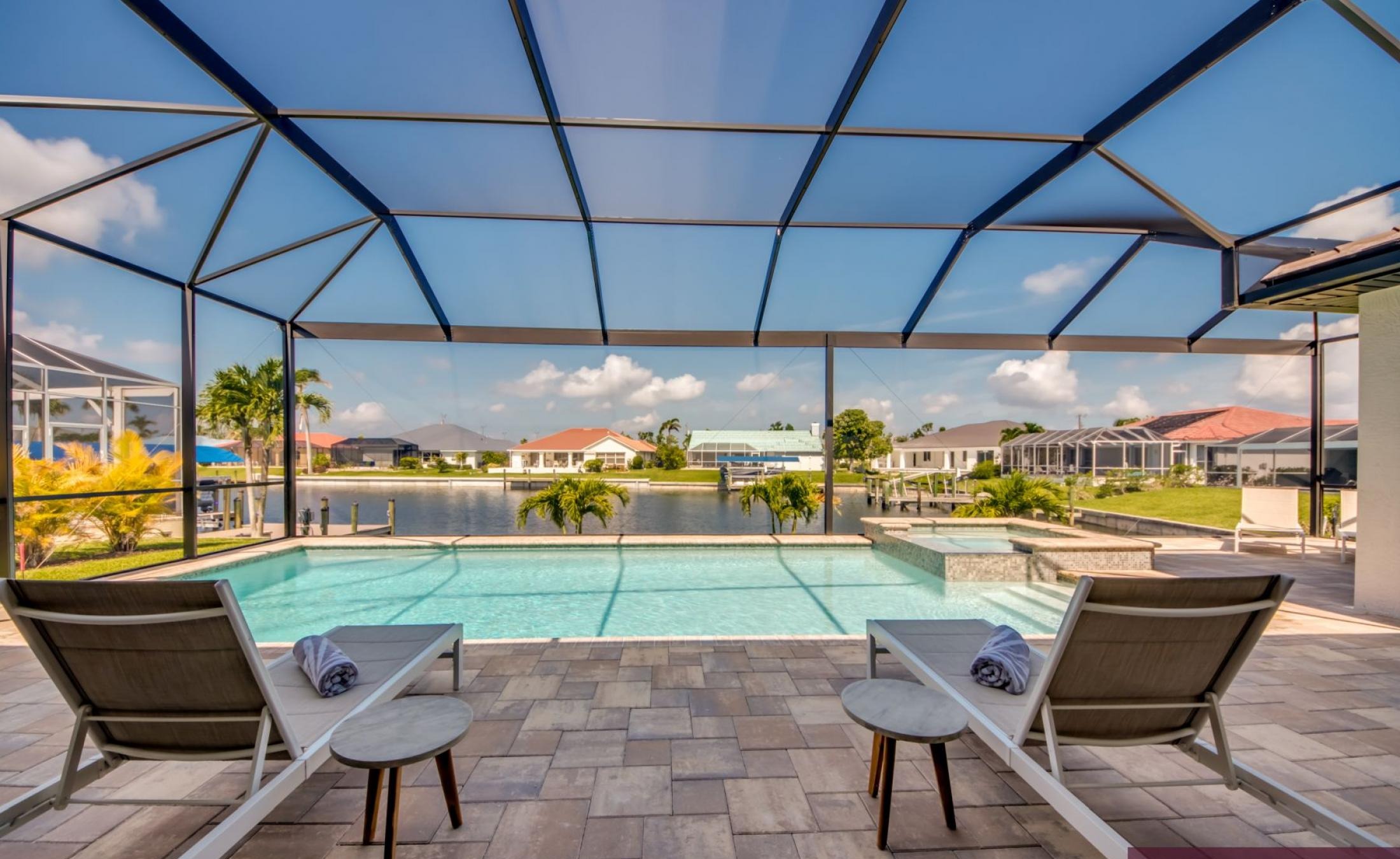 Privates Bootsdock am Kanal mit Blick aufs Wasser.