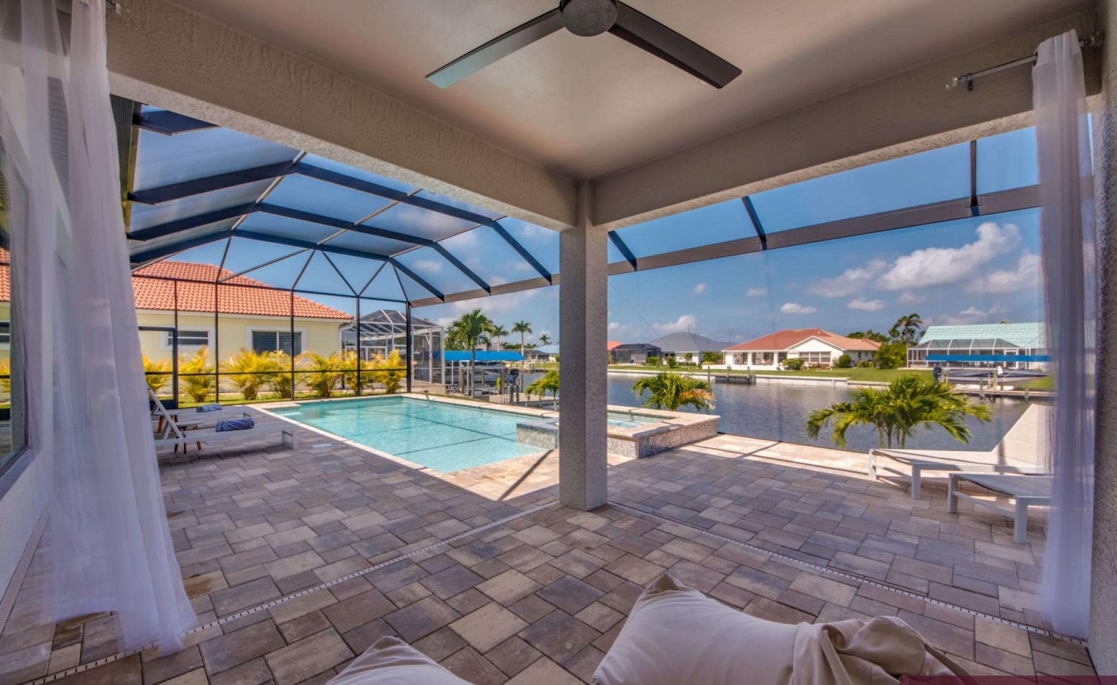 Elektrisch beheizter Pool und Spa am Kanal mit privatem Bootsdock bei Sonnenuntergang.