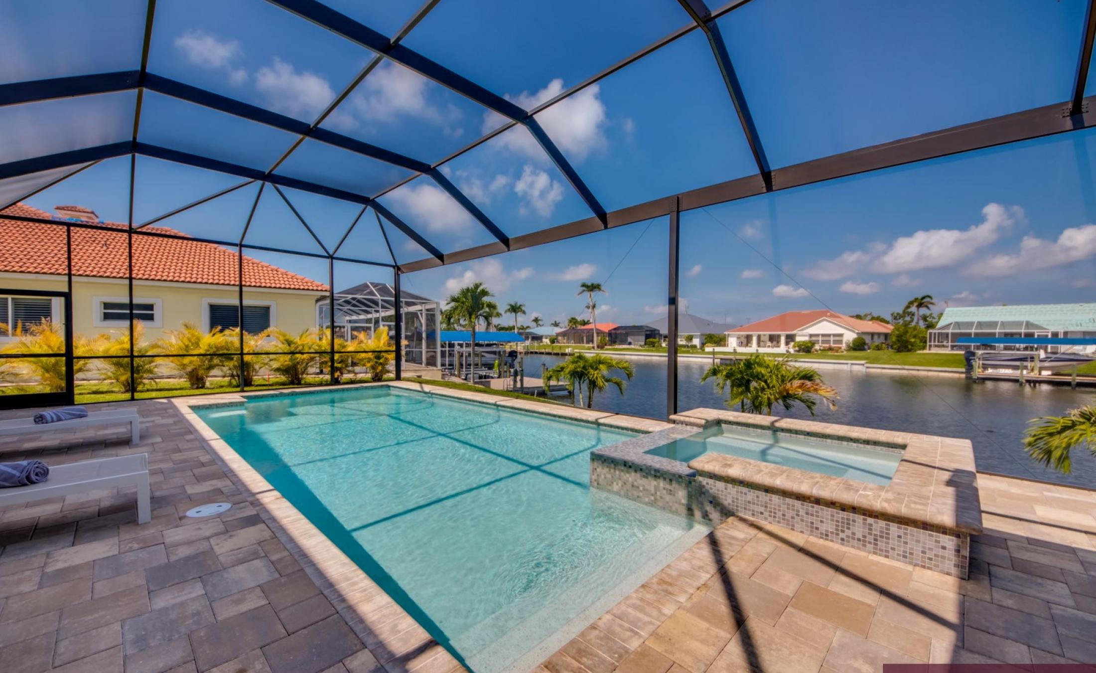 Beheizter Pool und Spa mit Blick auf den Kanal und privatem Bootsdock.
