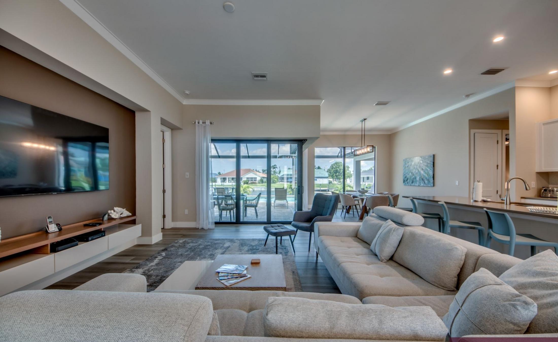 Elektrisch beheizter Pool und Spa mit Blick auf den Kanal bei Sonnenuntergang.