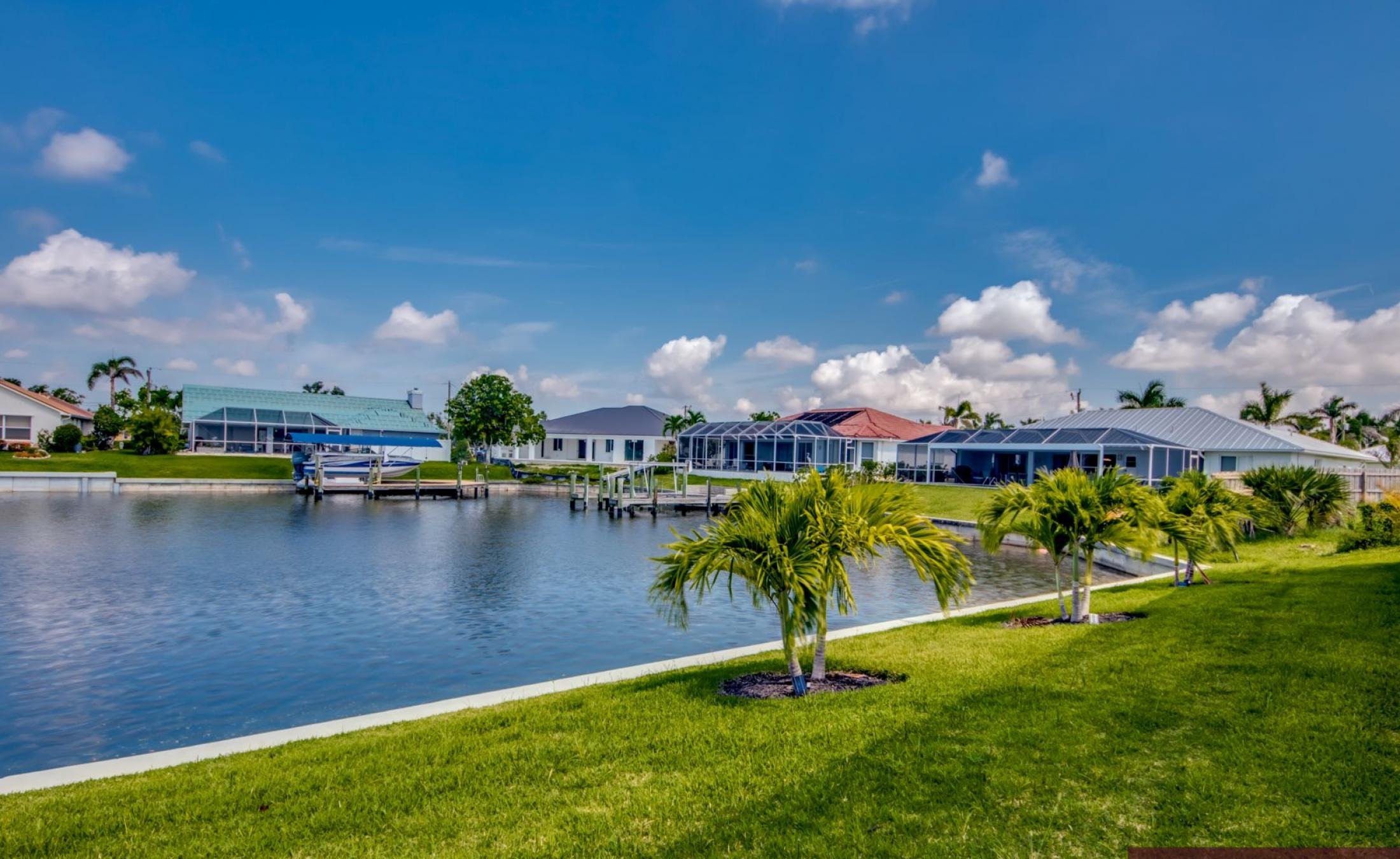 Elektrisch beheizter Pool und Spa mit Blick auf den Kanal bei Sonnenuntergang.