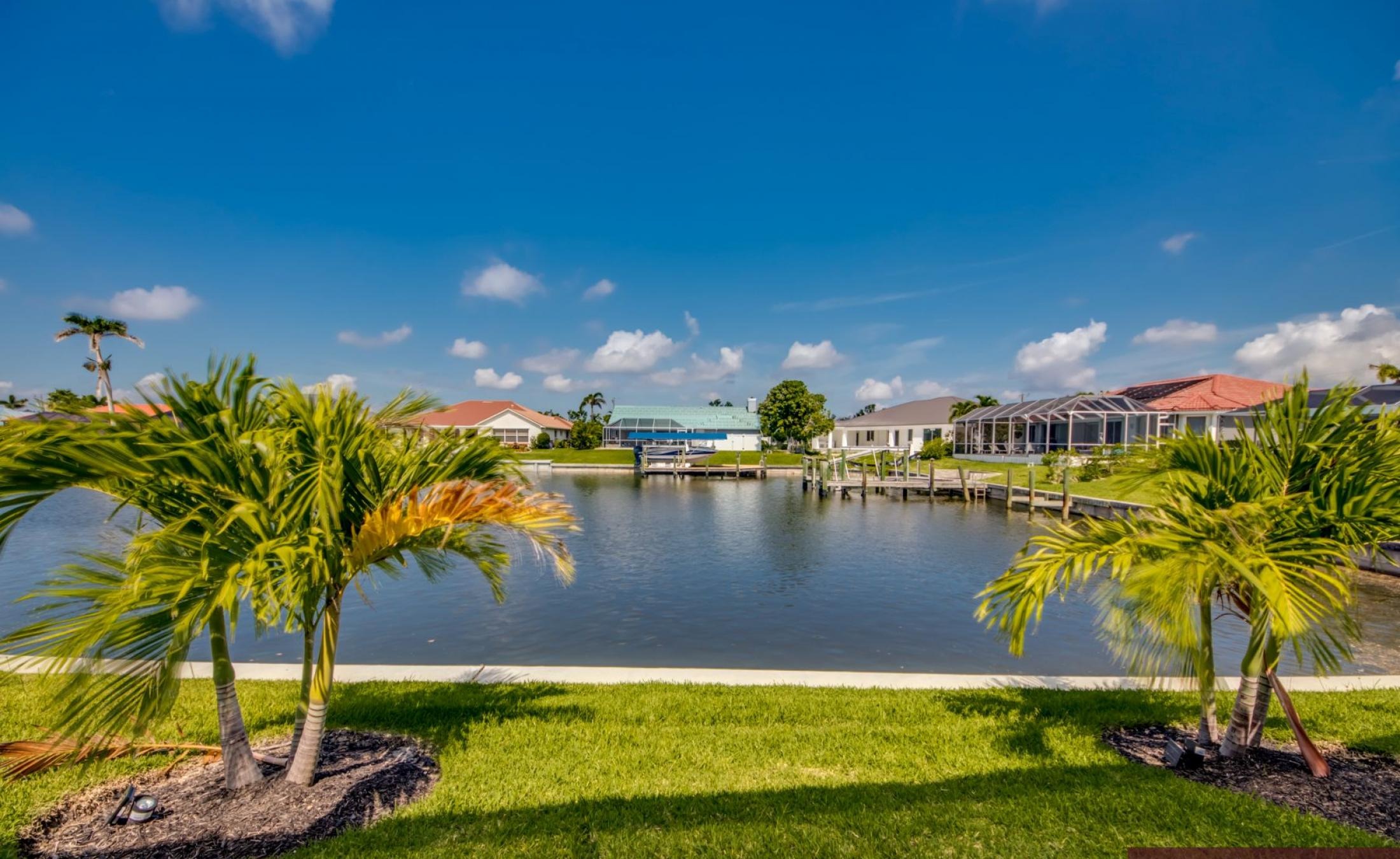 Elektrisch beheizter Pool und Spa mit Blick auf den Kanal bei Sonnenuntergang.