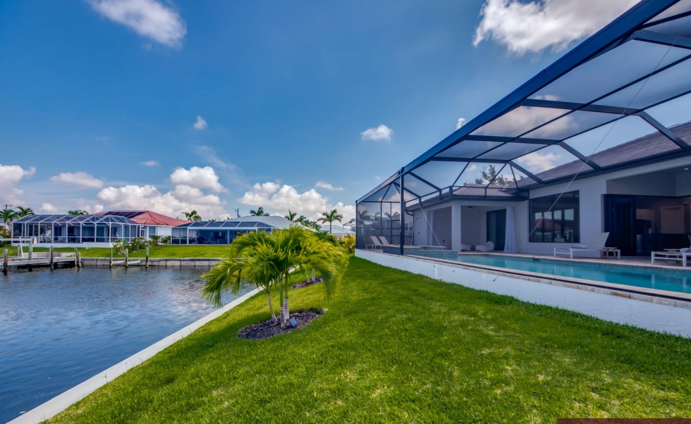 Privates Bootsdock mit Bootslift am Kanal.