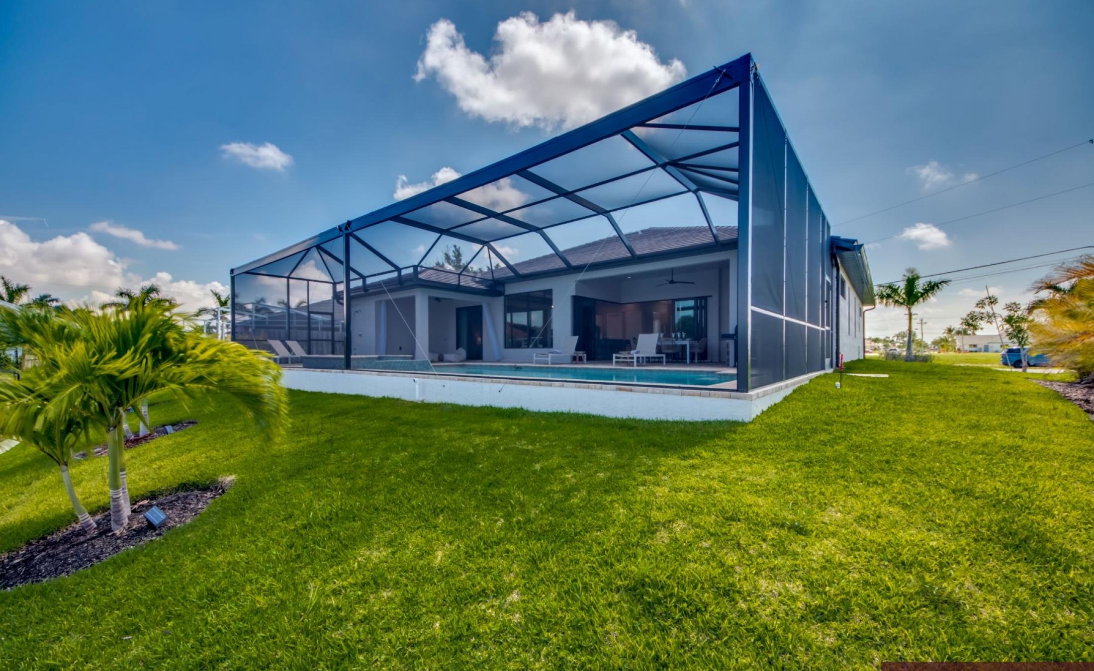 Privates Bootsdock mit Bootslift am Kanal (Gulf Access) bei Sonnenuntergang.