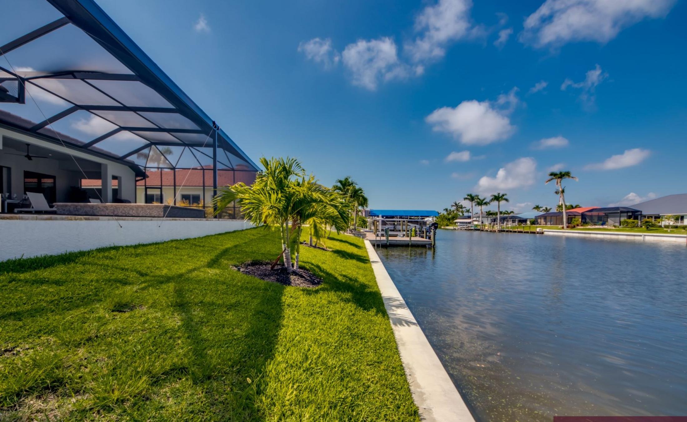 Elektrisch beheizter Pool und Spa mit Blick auf den Kanal bei Sonnenuntergang.