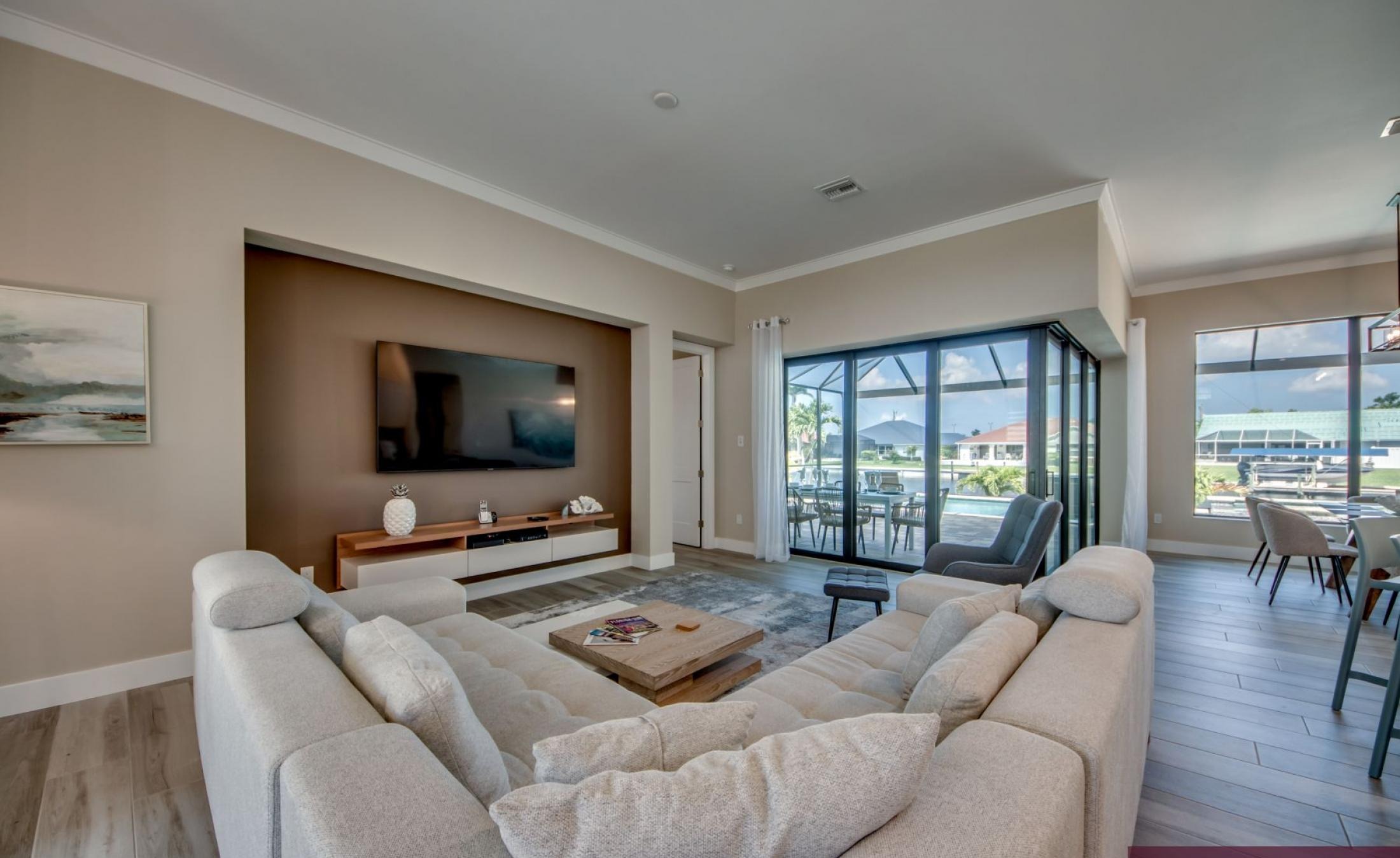 Privates Bootsdock mit Bootslift am Kanal.