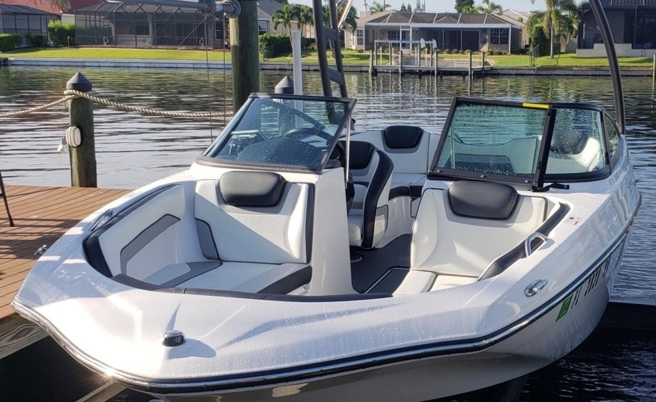 Privates Bootsdock mit Bootslift am Kanal.