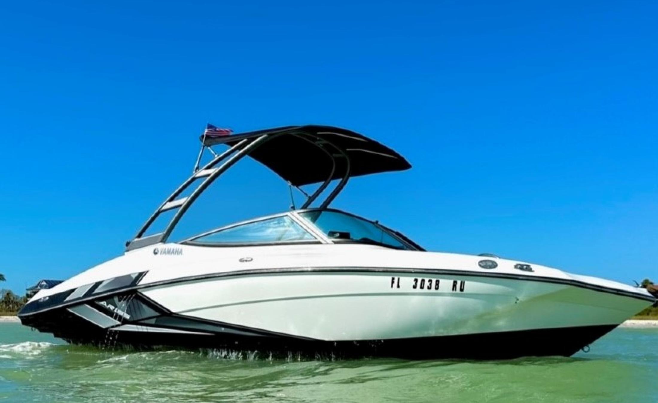 Beheizter Pool und Spa mit Blick auf den Kanal und privatem Bootsdock.