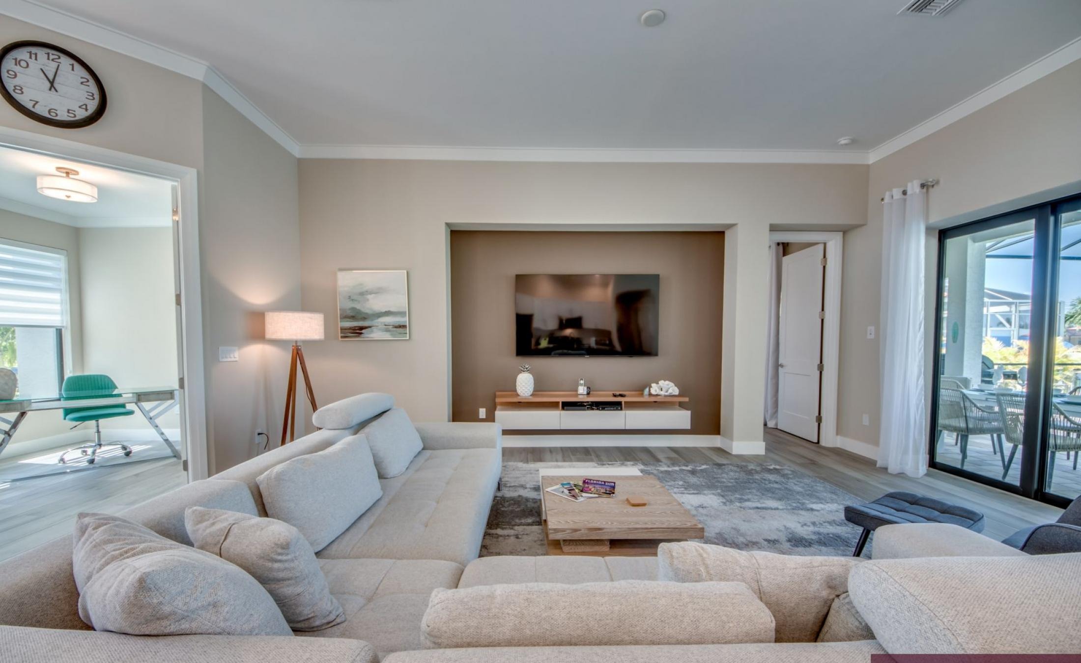 Privates Bootsdock am Kanal mit Blick aufs Wasser.