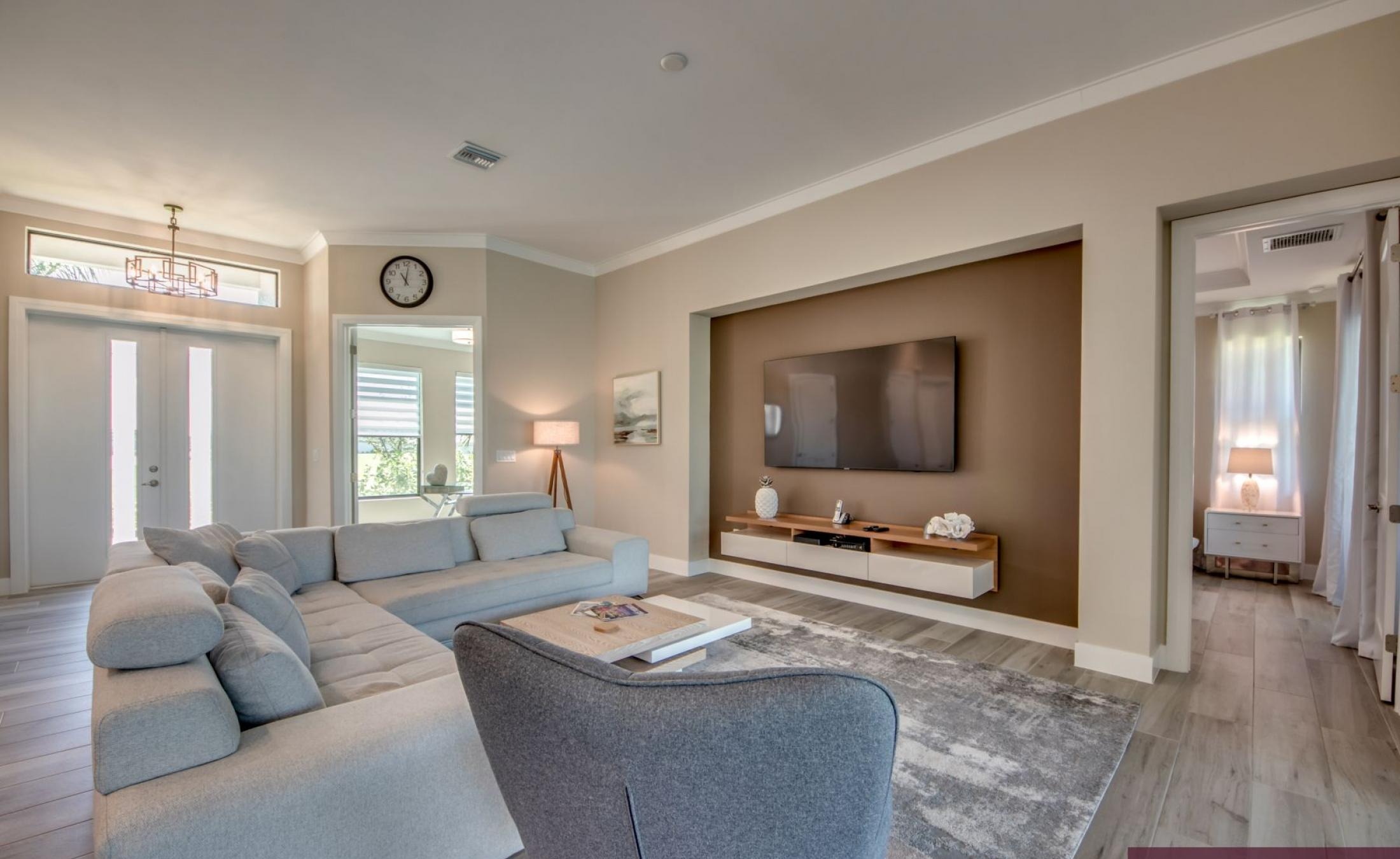 Privates Bootsdock am Kanal mit Blick aufs Wasser.