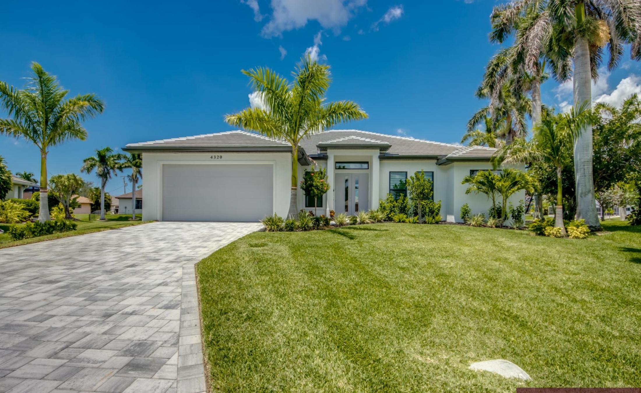 Moderne Villa am Wasser mit Pooldeck, privatem Bootsdock und Blick auf den Kanal.