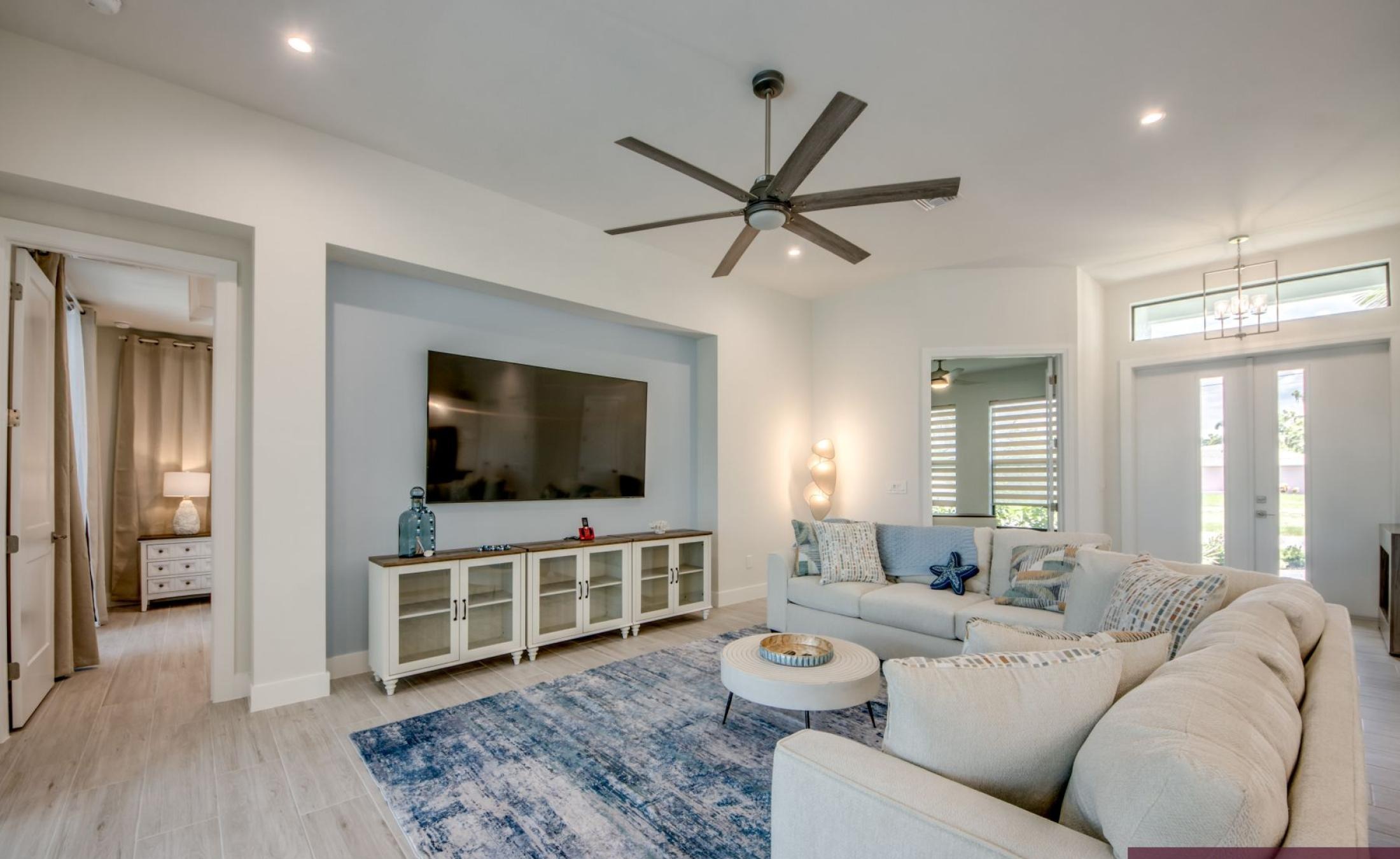 Pooldeck mit beheiztem Pool und Spa am Wasser, privates Dock mit Bootslift.