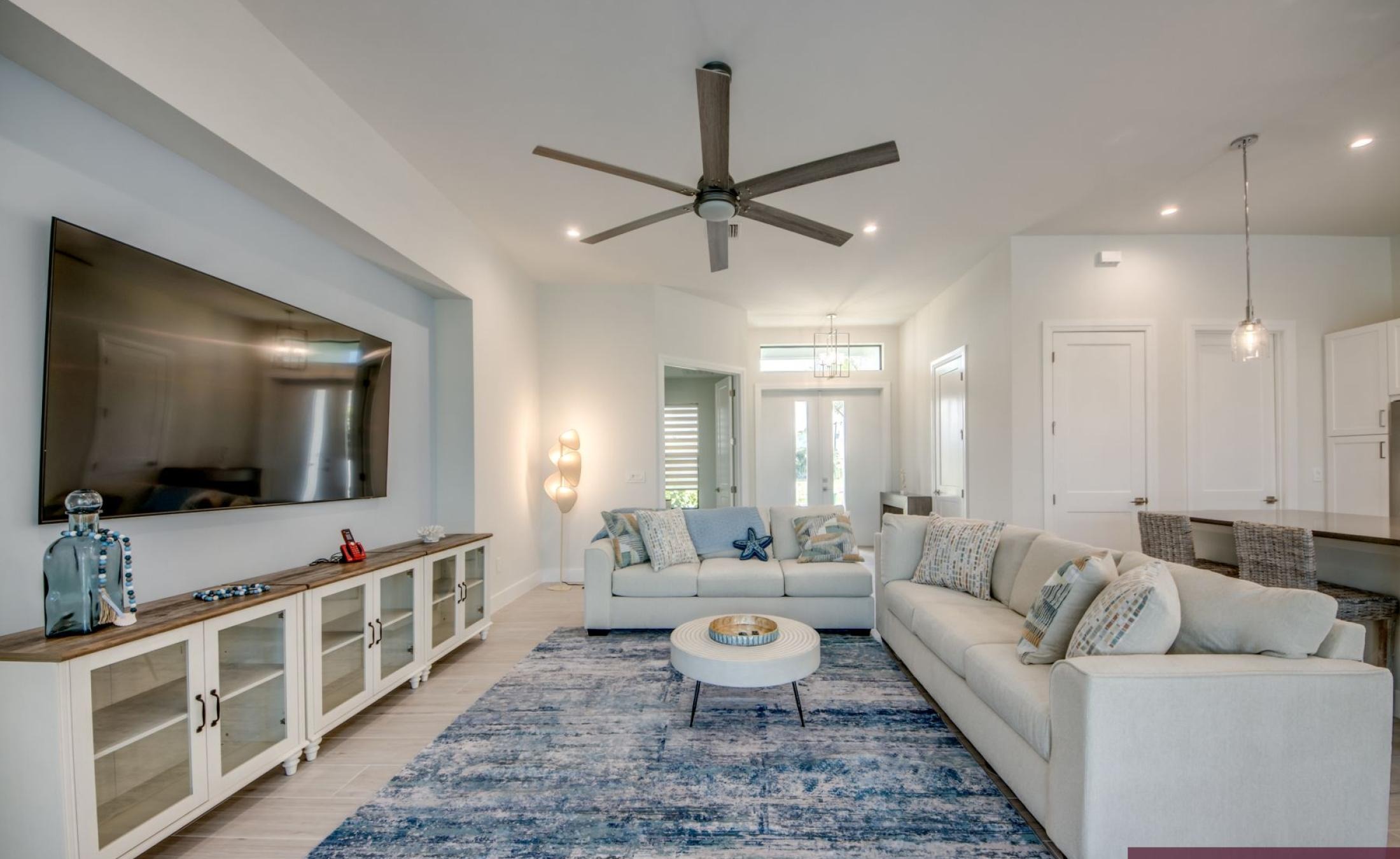 Pooldeck mit beheiztem Pool und Spa am Wasser, privates Bootsdock mit Lift.