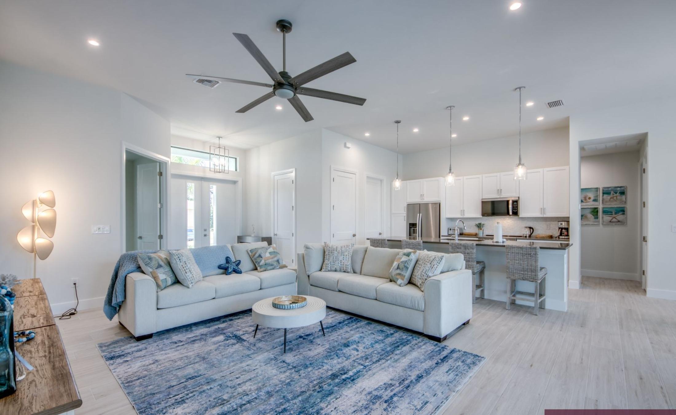 Pooldeck mit beheiztem Pool und Spa am Wasser, mit privatem Bootsdock.