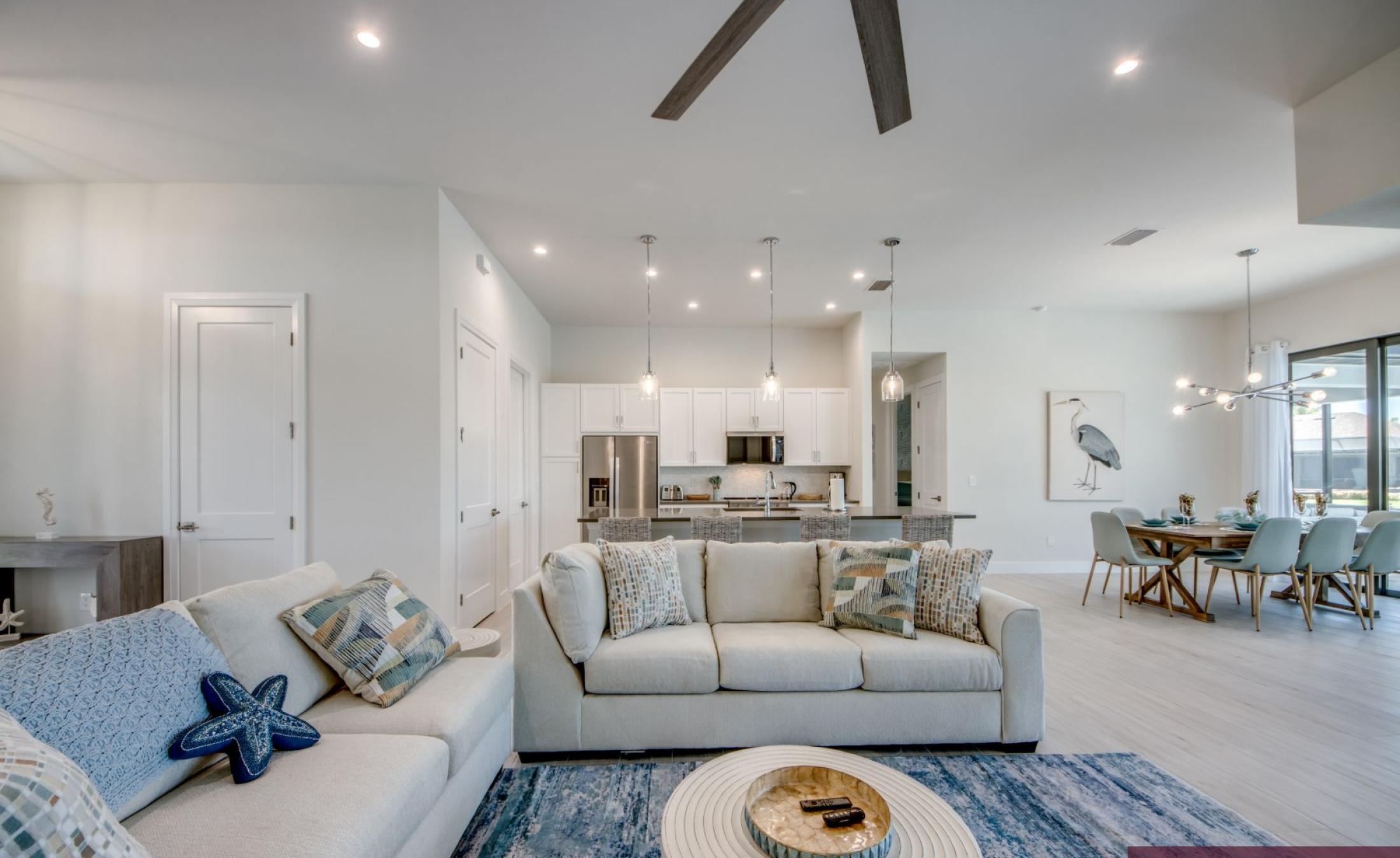 Pooldeck mit beheiztem Pool und Spa am Wasser mit privatem Bootsdock und Lift.