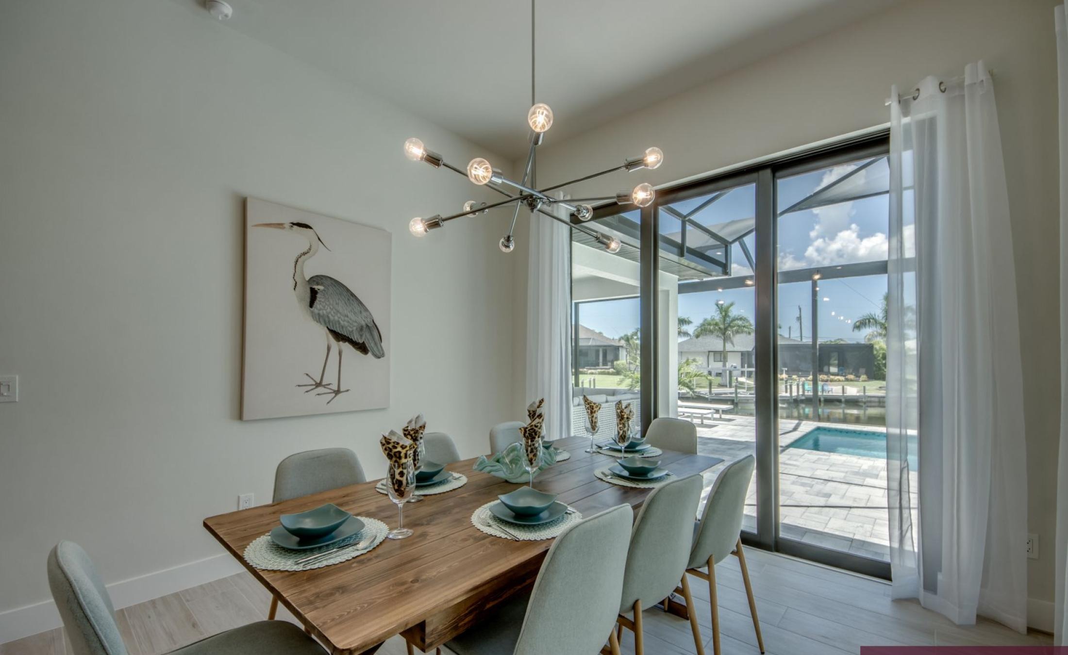 Pooldeck mit beheiztem Pool und Spa am Wasser, privates Bootsdock mit Lift.