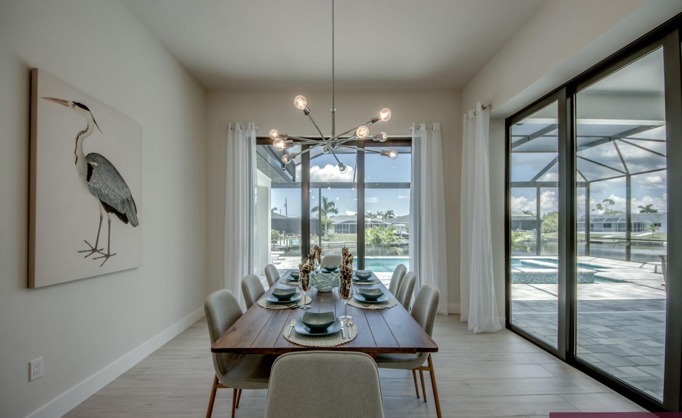 Pooldeck mit beheiztem Pool und Spa am Wasser mit privatem Bootsdock.