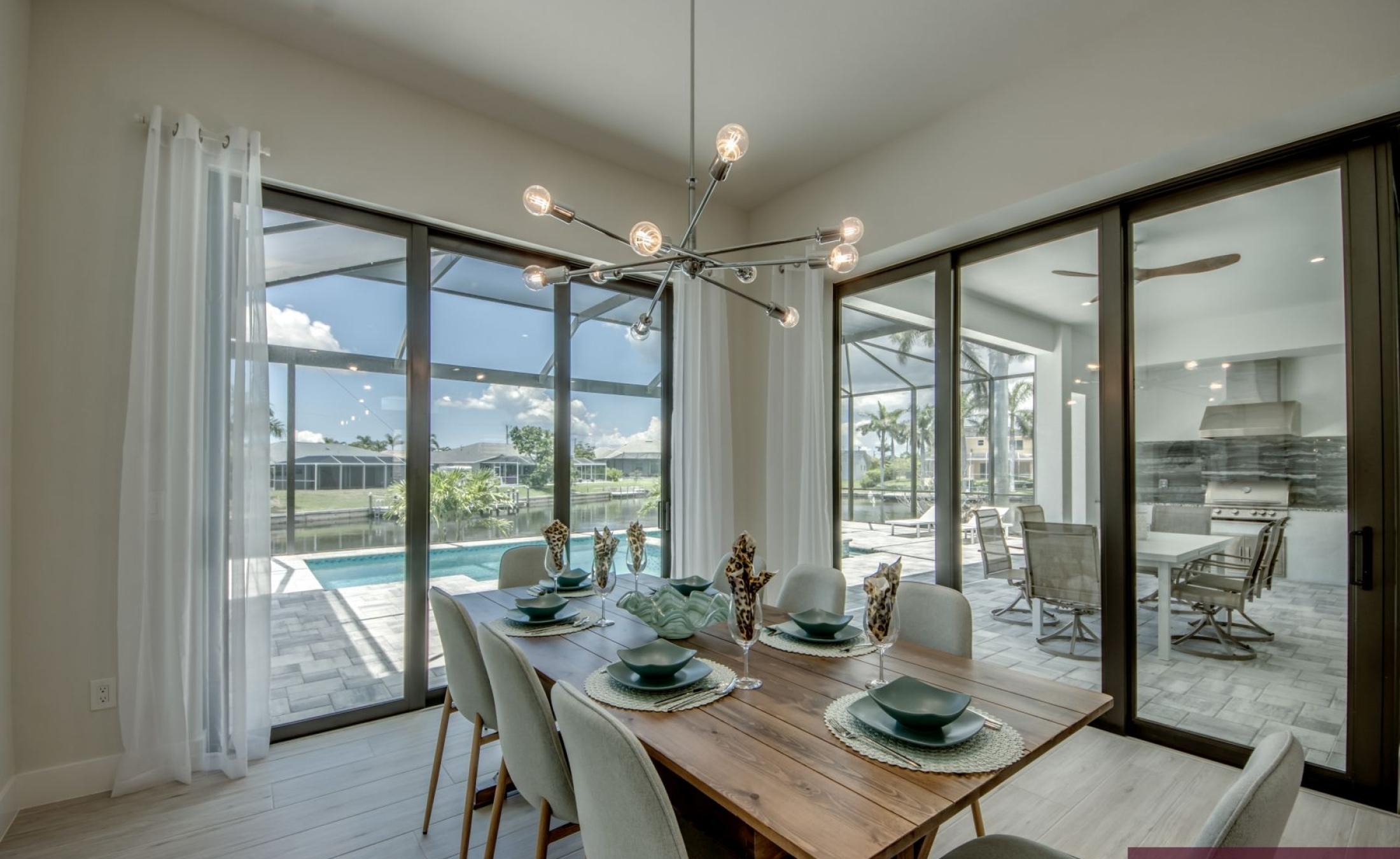 Privates Bootsdock mit Bootslift am Kanal bei Sonnenuntergang.