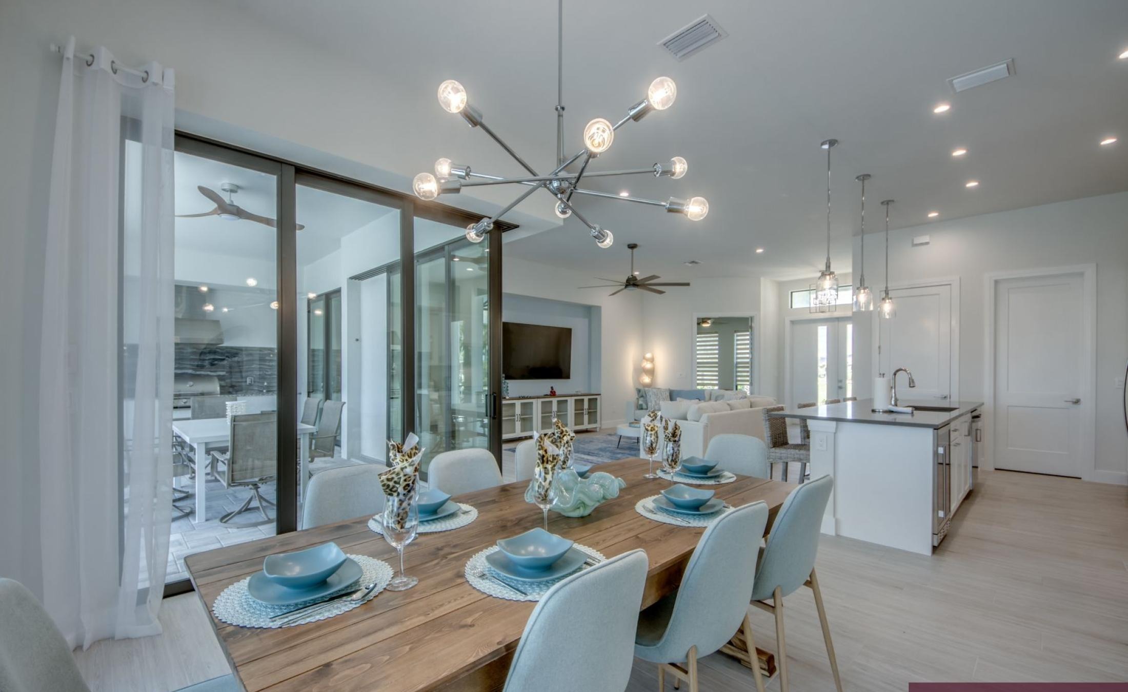 Pooldeck mit beheiztem Pool und Spa am Wasser mit privatem Bootsdock.