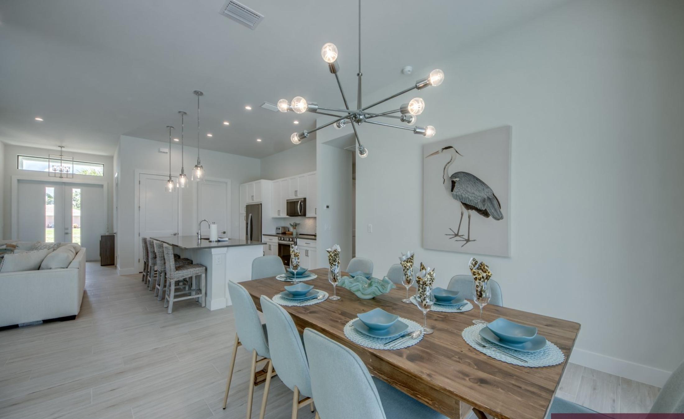 Pooldeck mit beheiztem Pool und Spa am Wasser mit privatem Bootsdock und Bootslift.