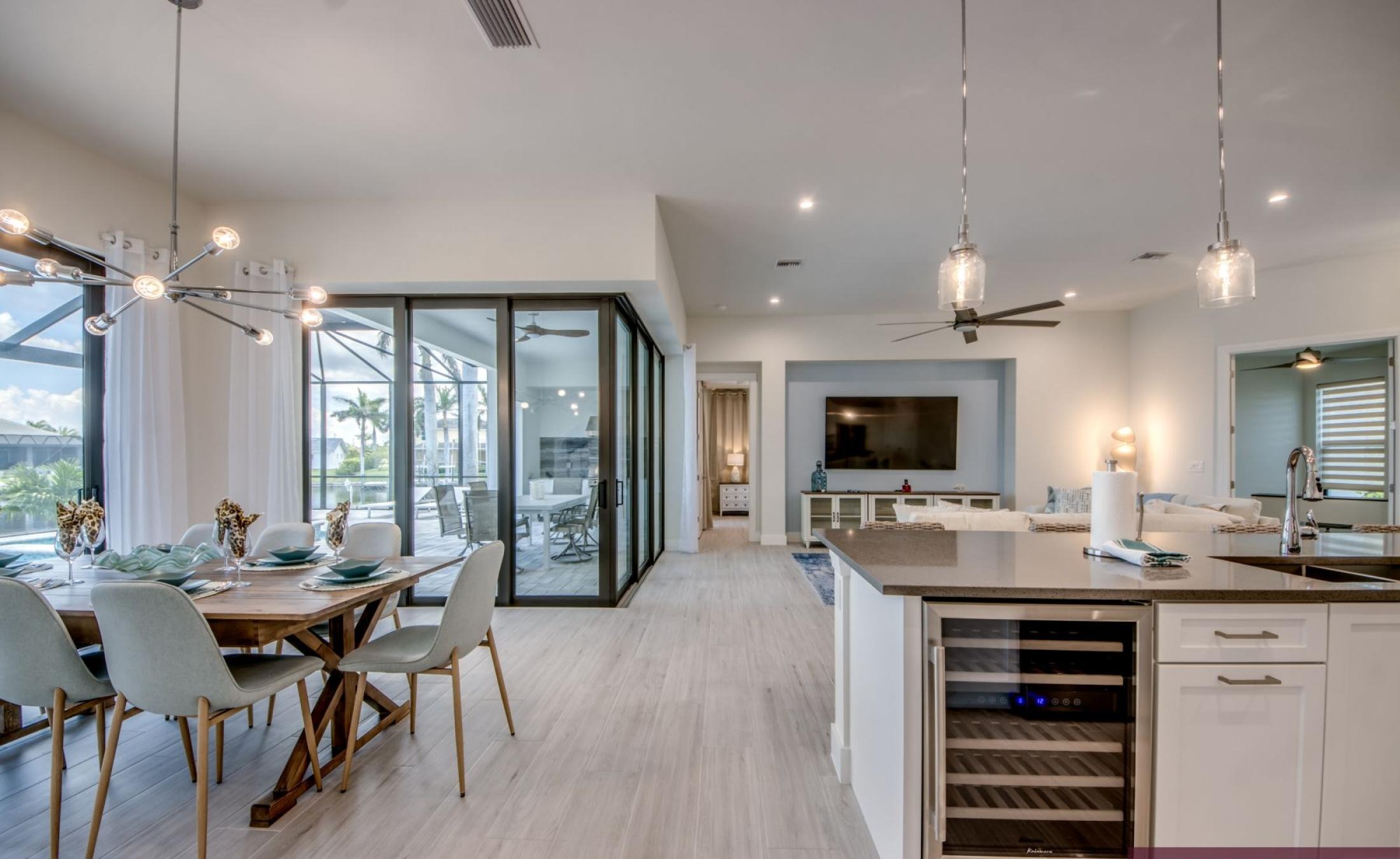 Privates Bootsdock mit Bootslift am Kanal bei Sonnenuntergang.