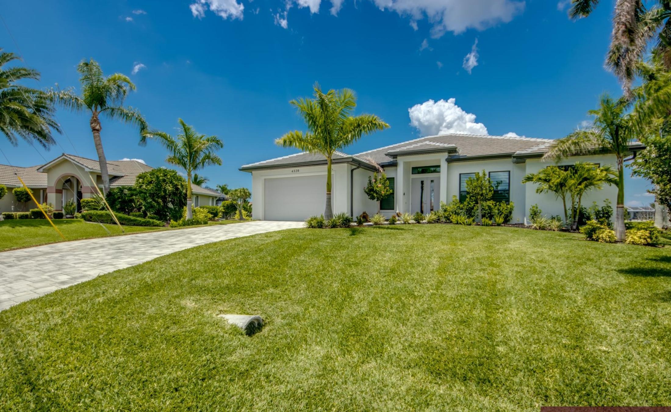 Pooldeck mit beheiztem Pool und Spa am Wasser mit privatem Bootsdock.