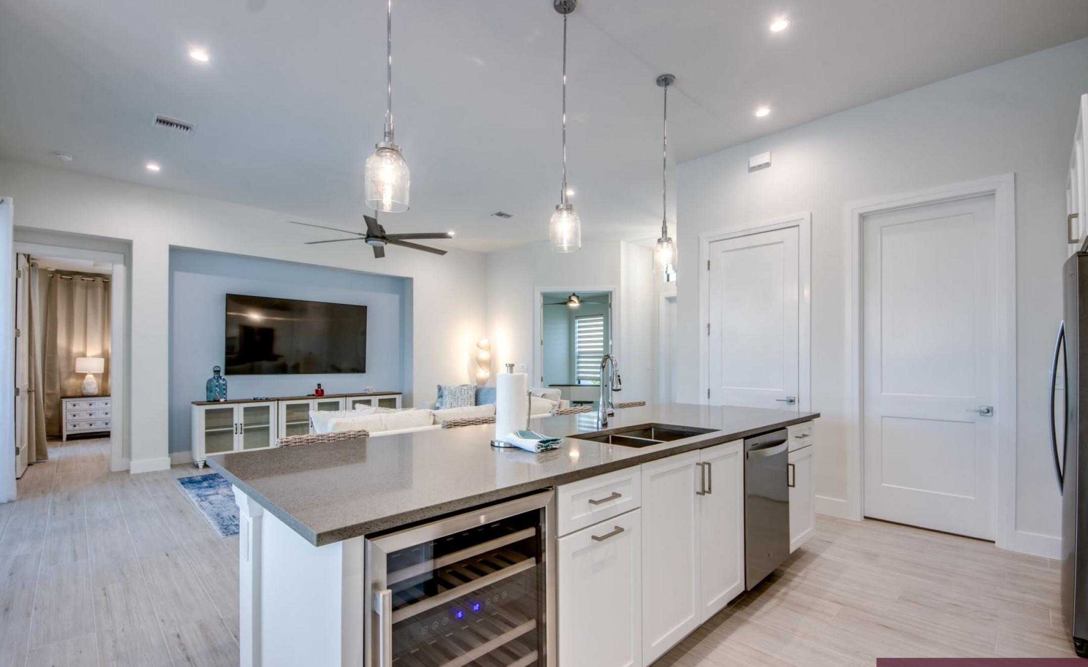 Pooldeck mit beheiztem Pool und Spa am Wasser, mit privatem Bootsdock und Bootslift.