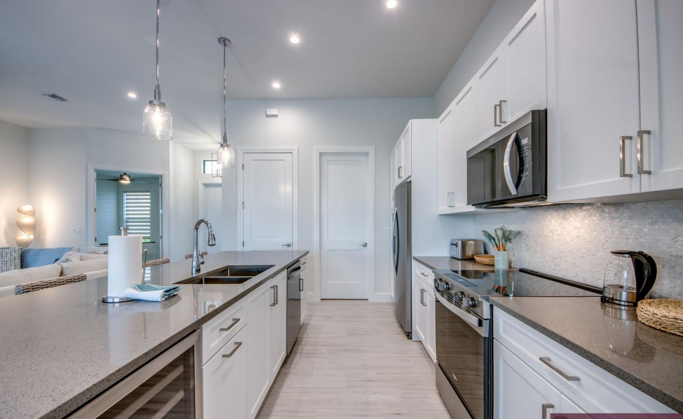 Pooldeck mit beheiztem Pool und Spa am Wasser, privates Dock mit Bootslift.