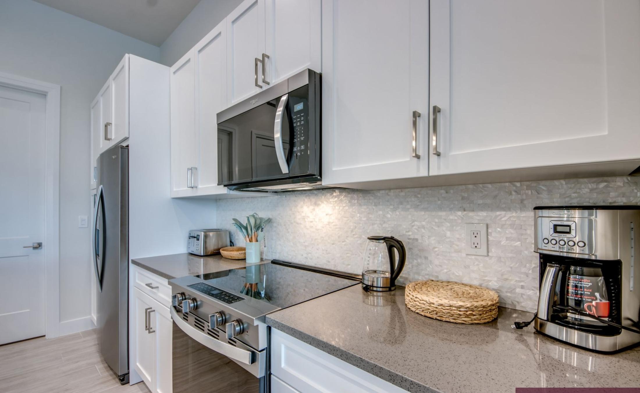 Pooldeck mit beheiztem Pool und Spa am Wasser, privates Dock mit Bootslift.