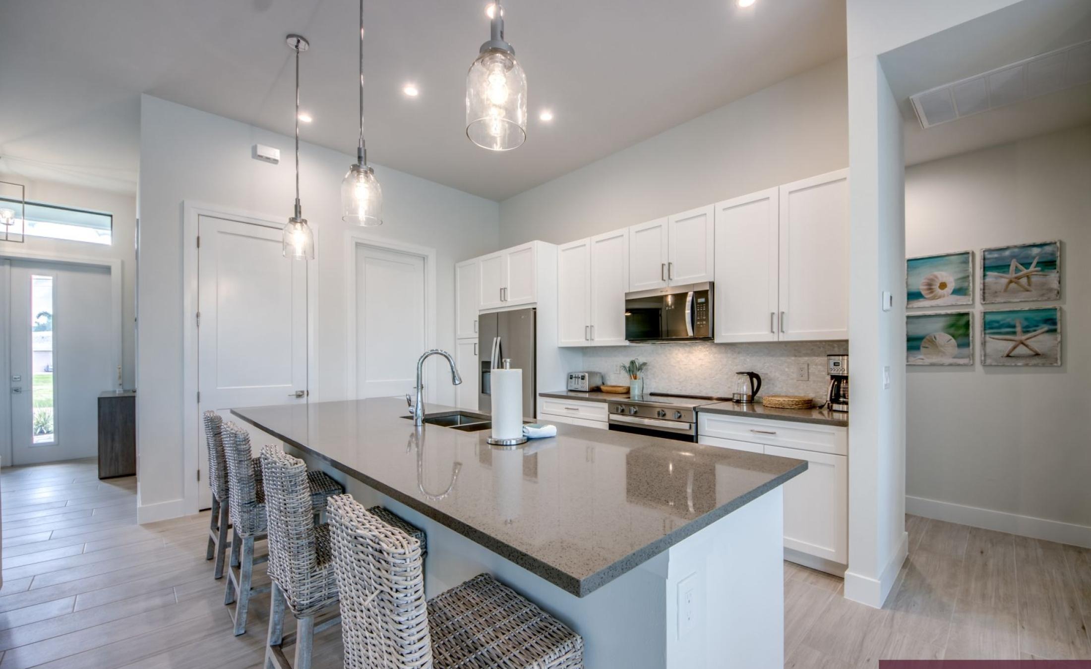 Pooldeck mit beheiztem Pool und Spa am Wasser, privates Dock mit Bootslift.