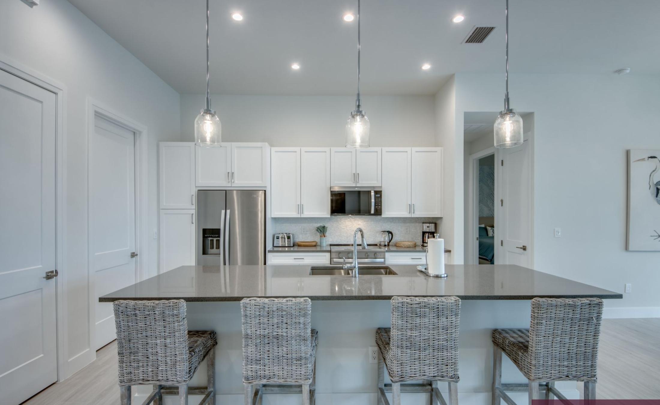 Privates Bootsdock mit Bootslift am Wasser.