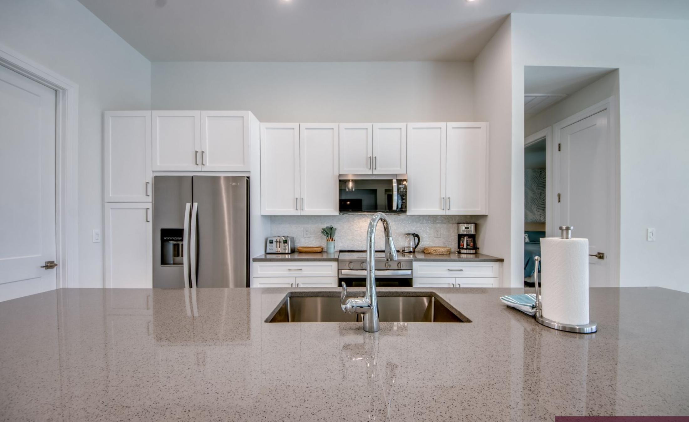 Pooldeck mit beheiztem Pool und Spa am Wasser, Blick auf den Kanal und privates Bootsdock.