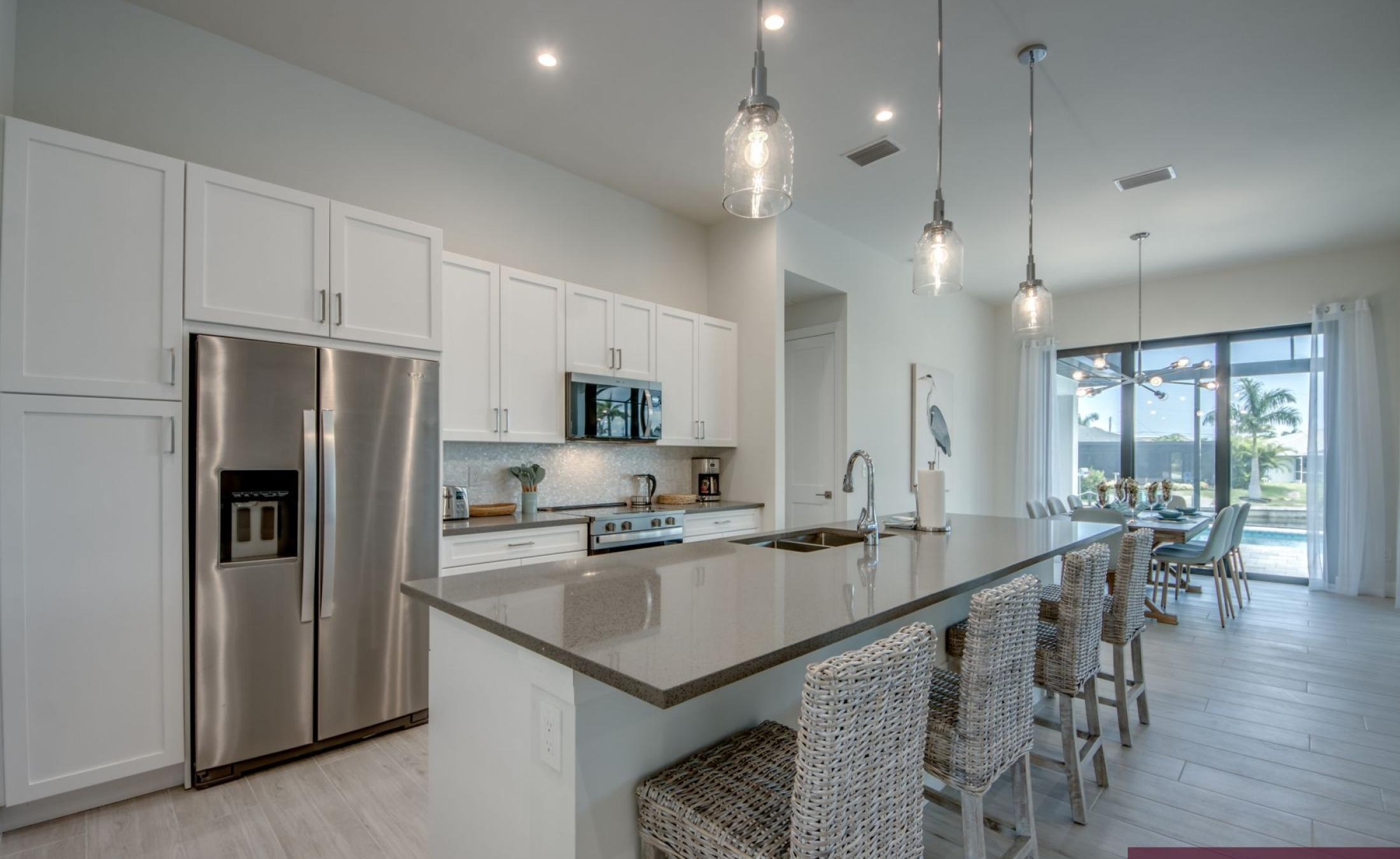 Pooldeck mit beheiztem Pool und Spa am Wasser, privates Dock mit Bootslift.