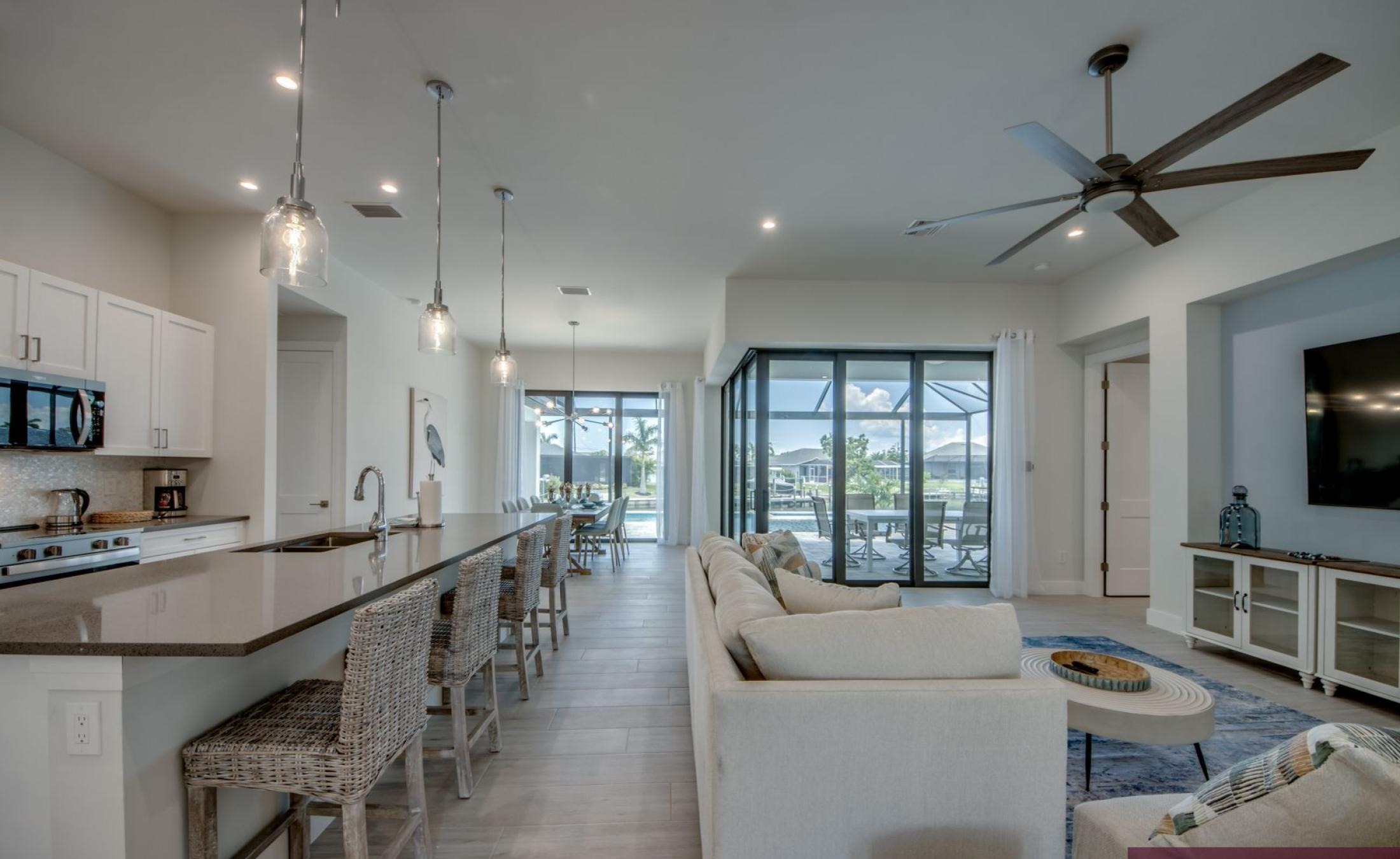 Pooldeck mit beheiztem Pool und Spa am Wasser mit privatem Bootsdock und Lift.